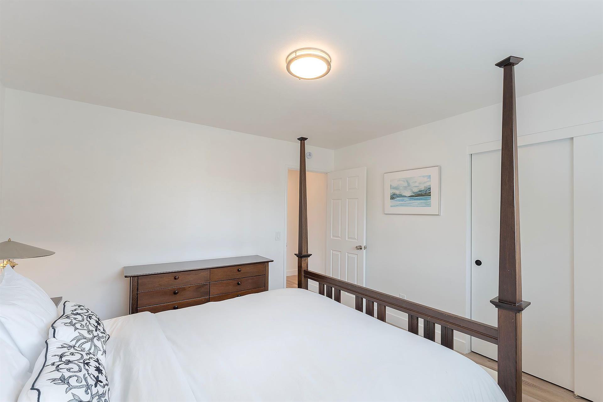 Bedroom 2, Queen Bed