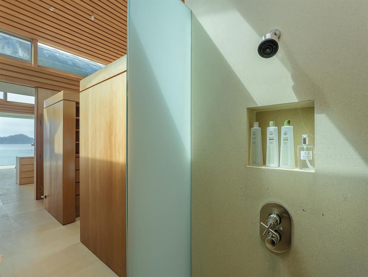 En Suite 1  Dual Bathrooms En Suite to Bedroom 1