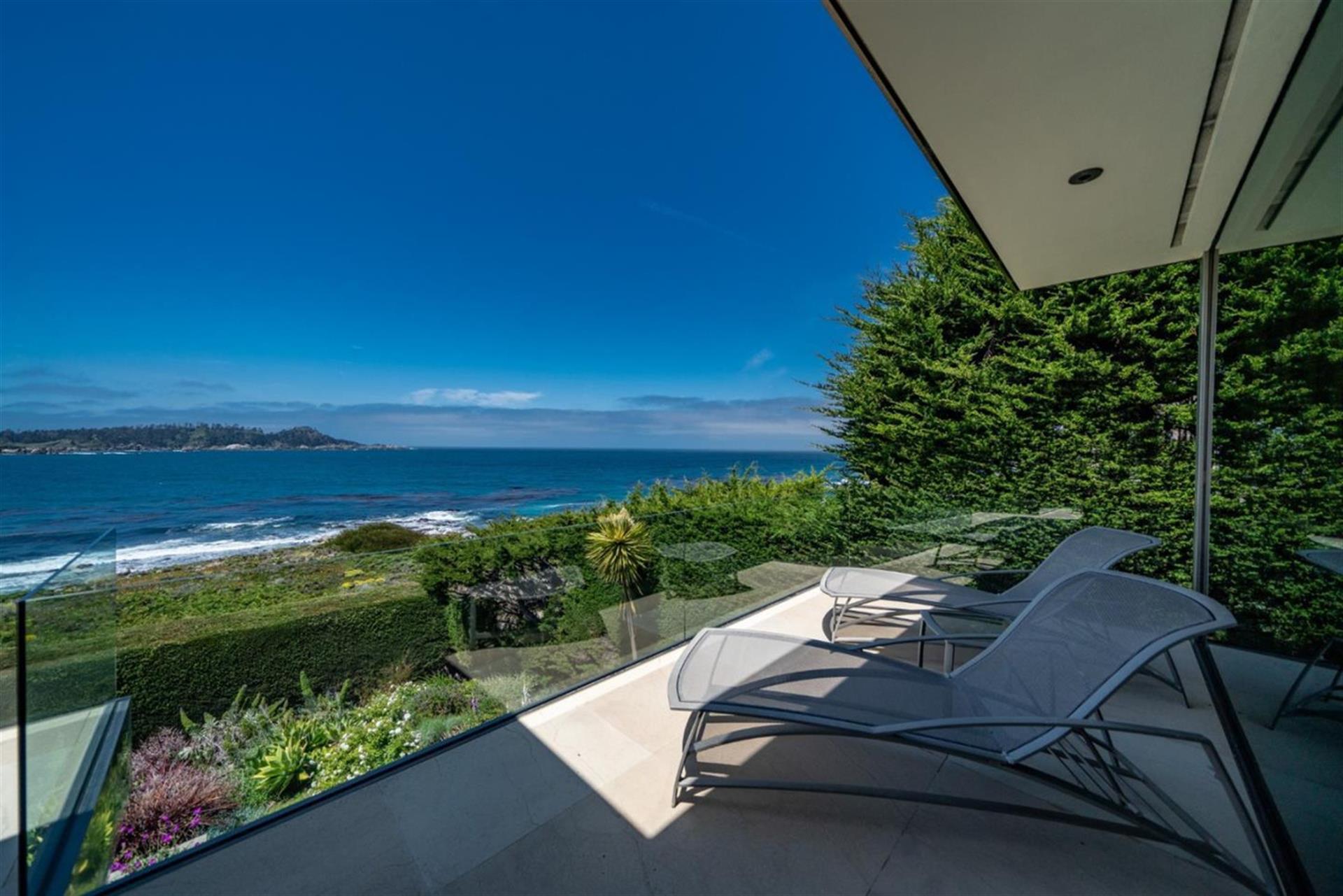 Glass Railings Provide an Unobstructed View