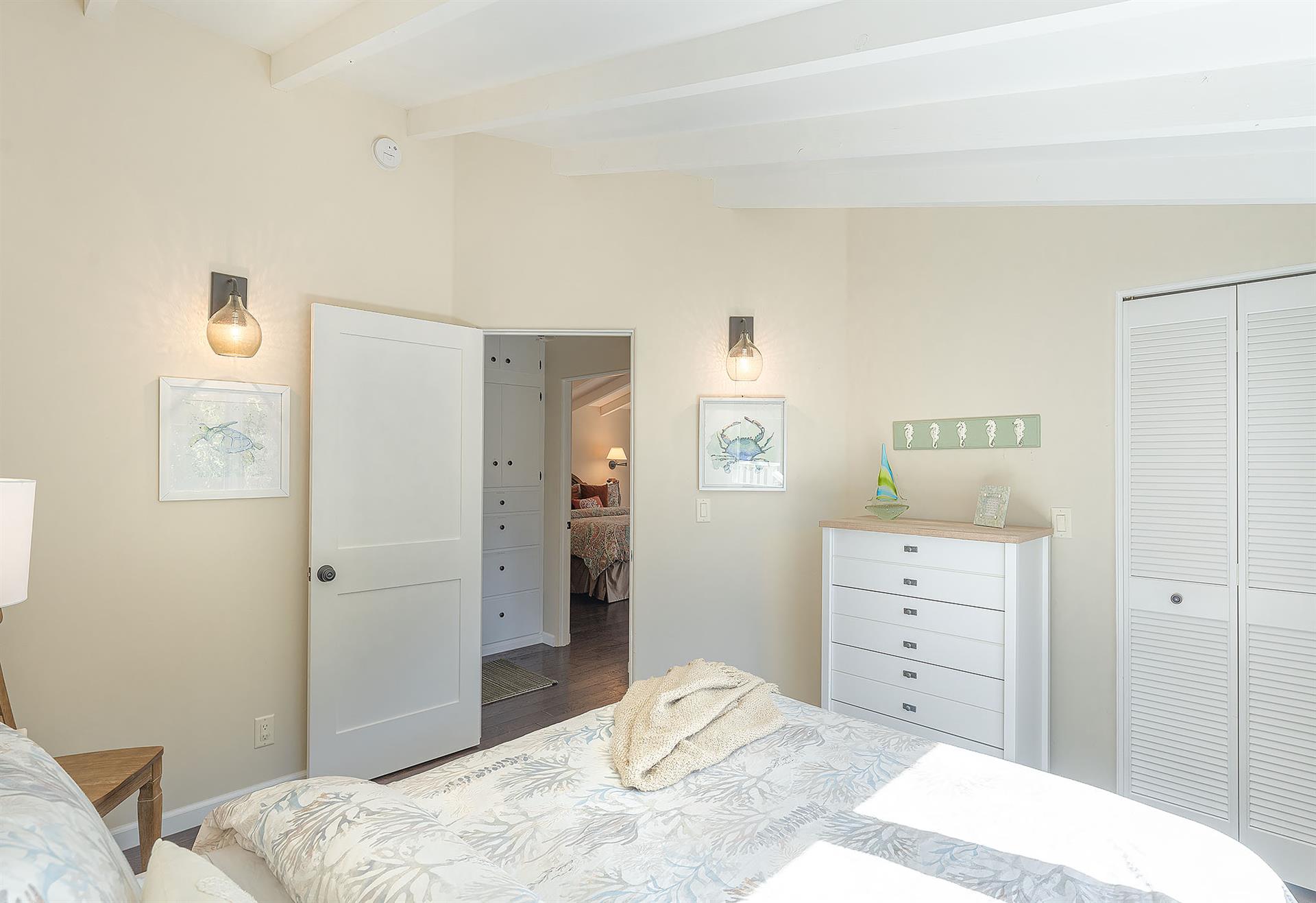 Bedroom 2, Queen Bed
