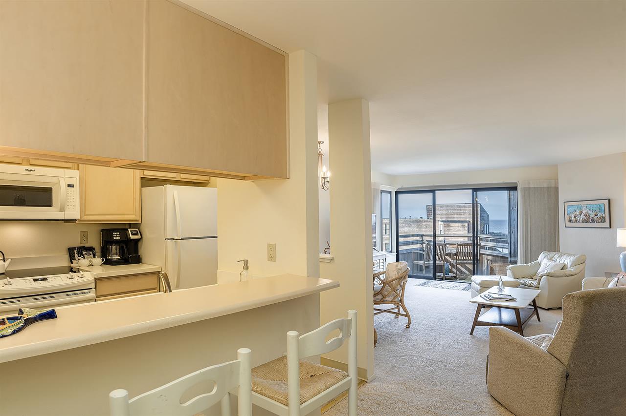 Fully Equipped Kitchen, Counter Seating