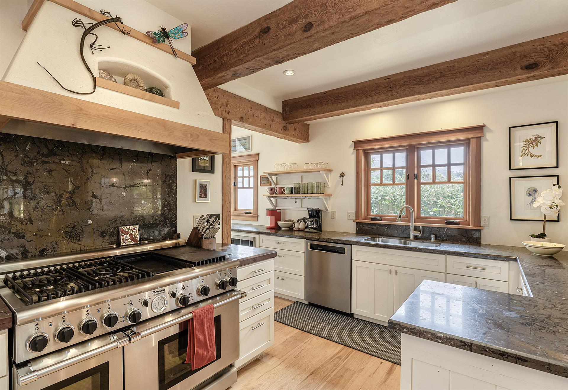 Fully Equipped Gourmet Kitchen