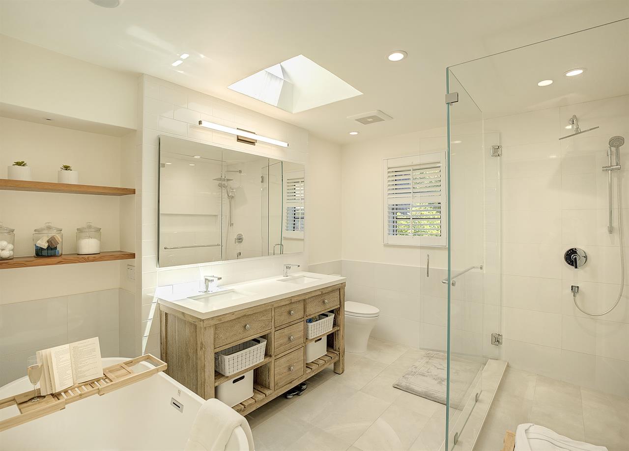 EnSuite Bathroom with Tub and Separate Shower for Bedroom 1