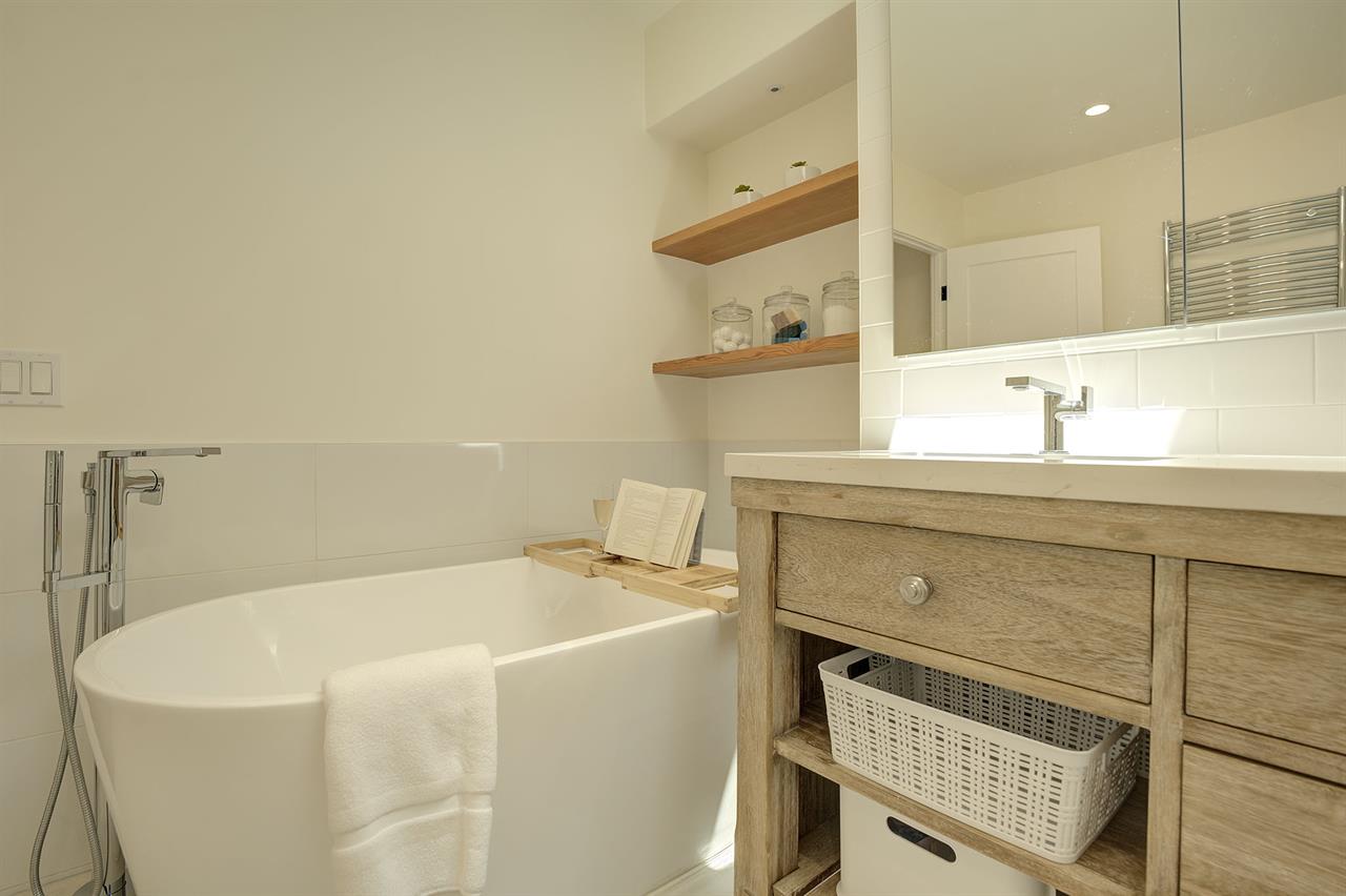 EnSuite Bathroom with Tub and Separate Shower for Bedroom 1