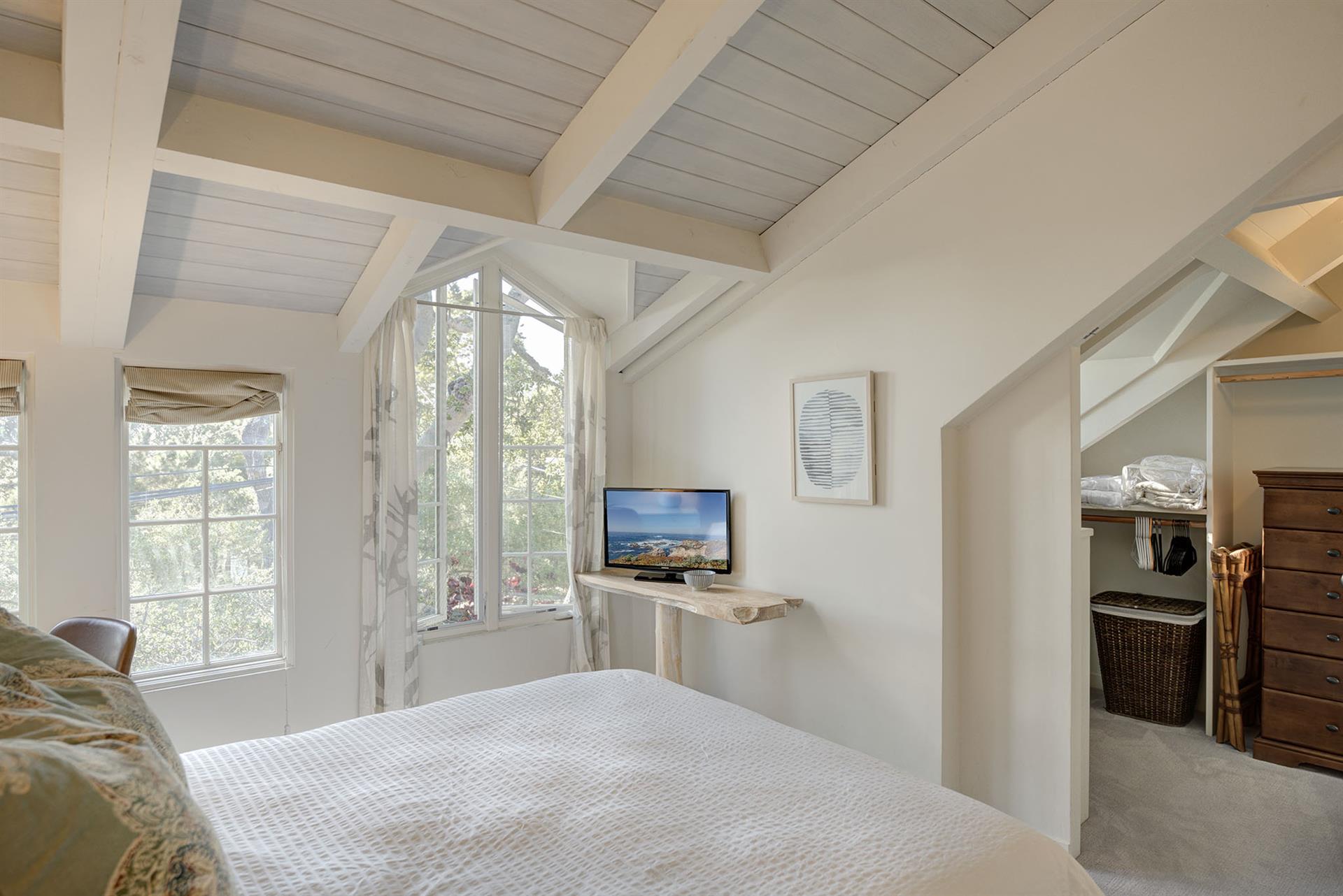 Bedroom 1 has a Queen Bed