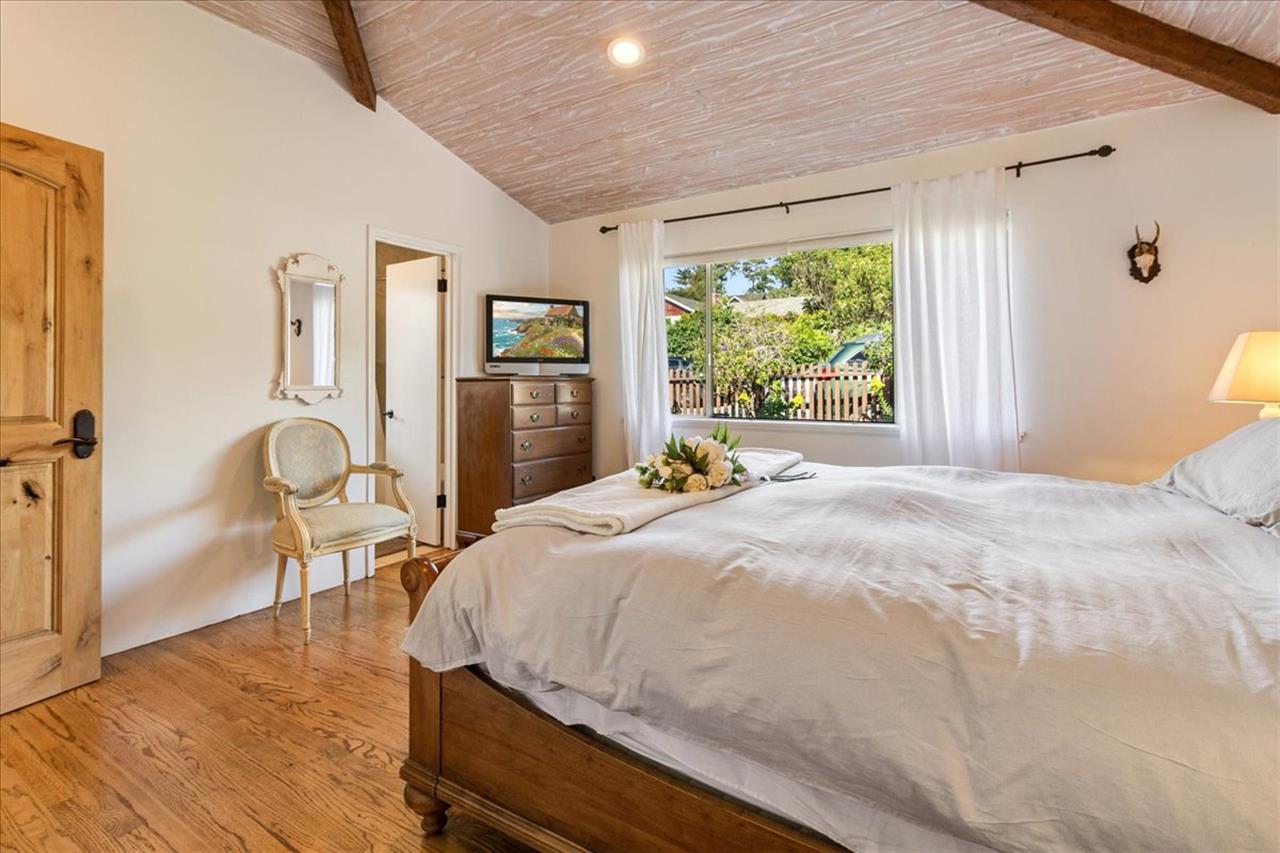 Bedroom 1, King Bed, EnSuite Bathroom