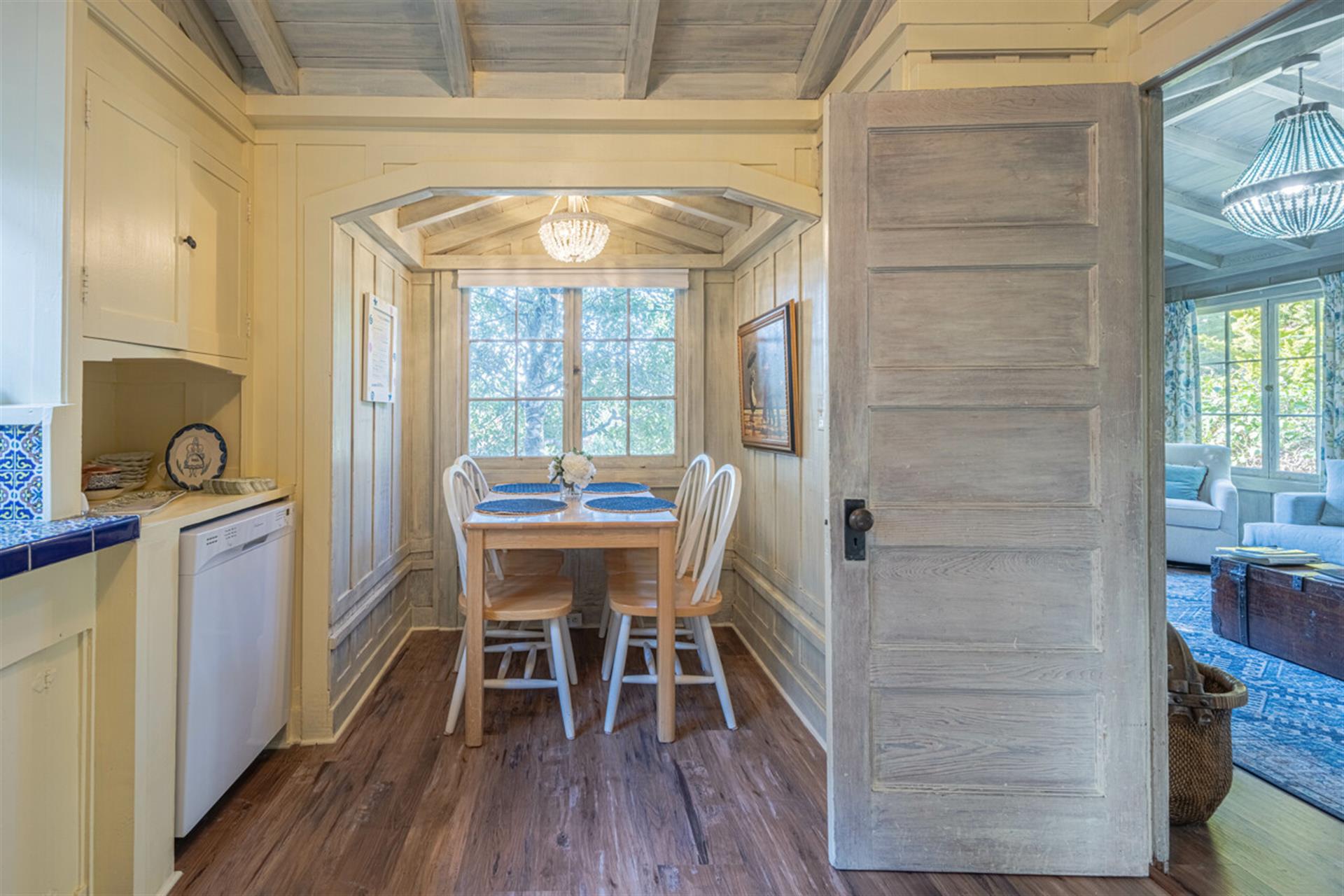 EatIn Kitchen Dining Area