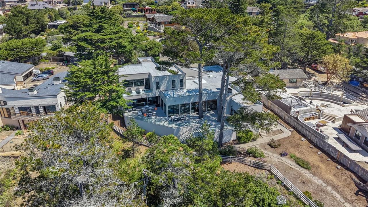 Spacious Ocean View Deck for Outdoor Activities
