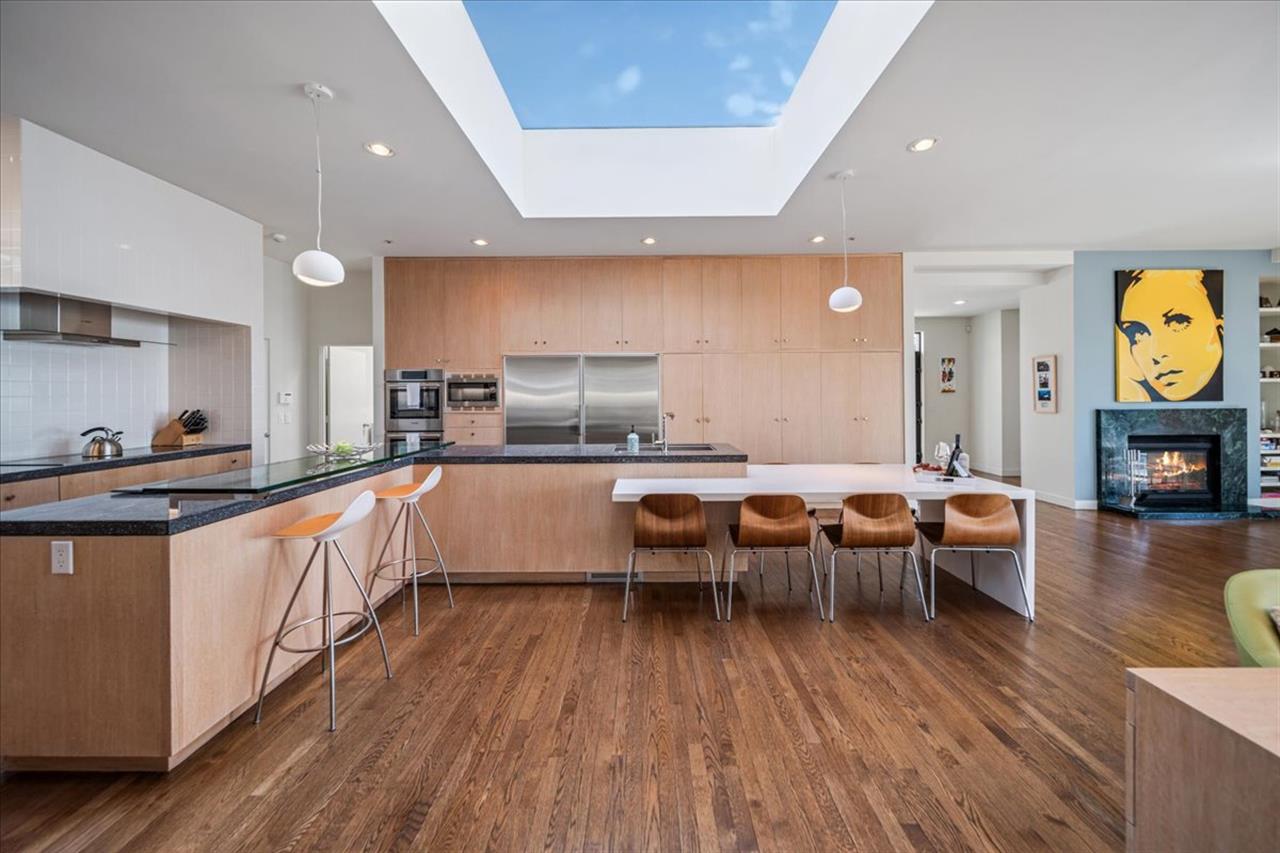 Spacious FullyEquipped Gourmet Kitchen