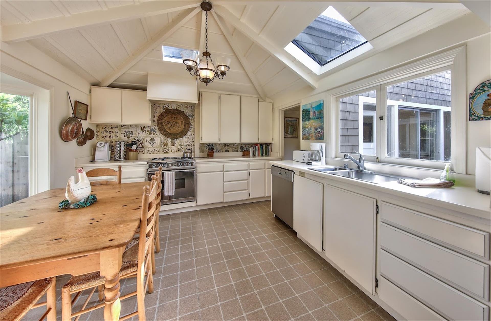 Cheerful, Fully Equipped Kitchen