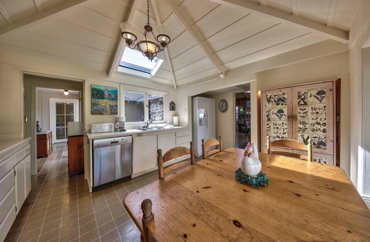 Charming Fully Equipped Kitchen