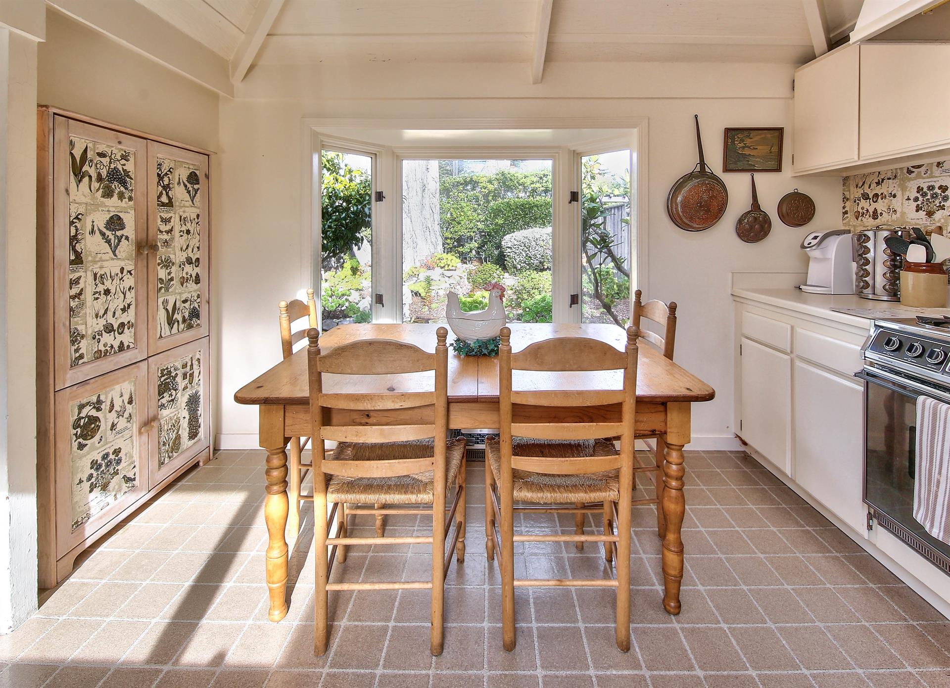 Sweet Breakfast Nook at the Bay Window of the Kitchen
