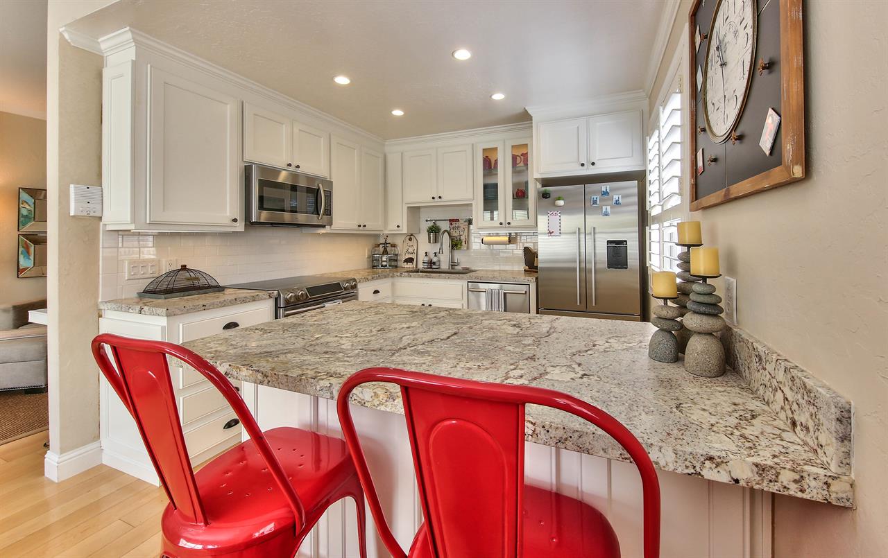 Casual Kitchen Counter Seating