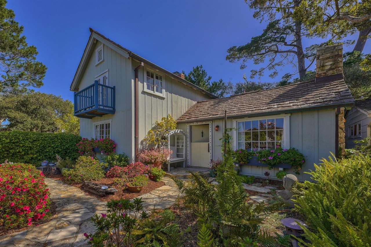 Welcome to Anns Cottage CarmelbytheSea Charmer