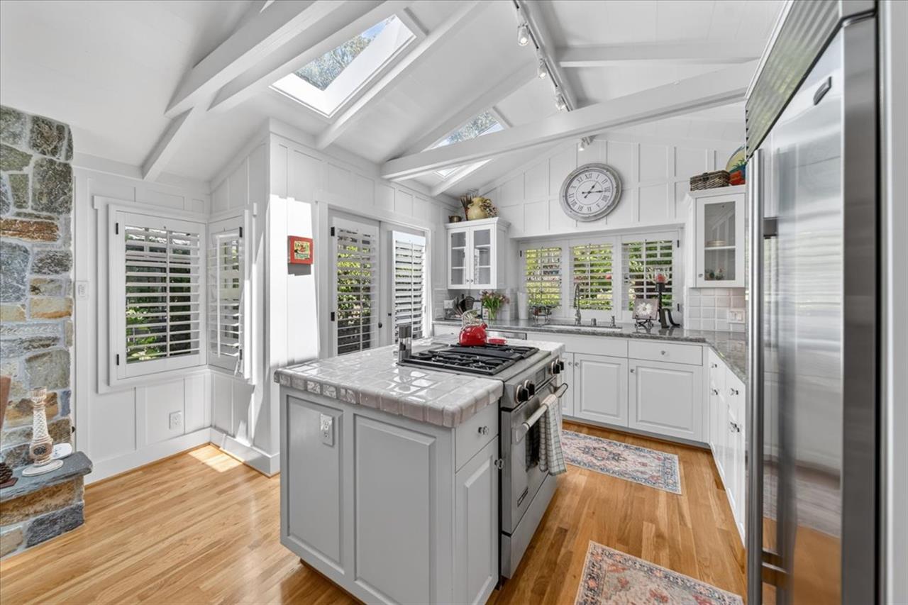 Kitchen has New HighEnd Stainless Appliances