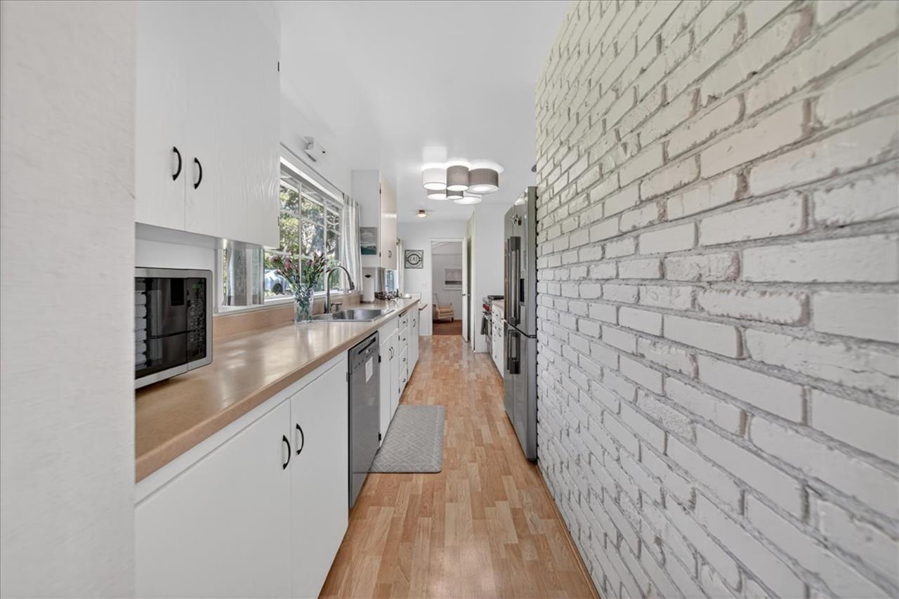 Fully Equipped Kitchen has TopoftheLine Appliances