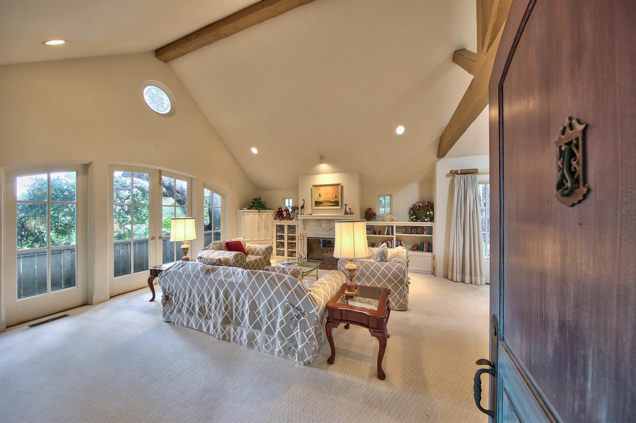 Spacious Living Area with Lofty Ceilings
