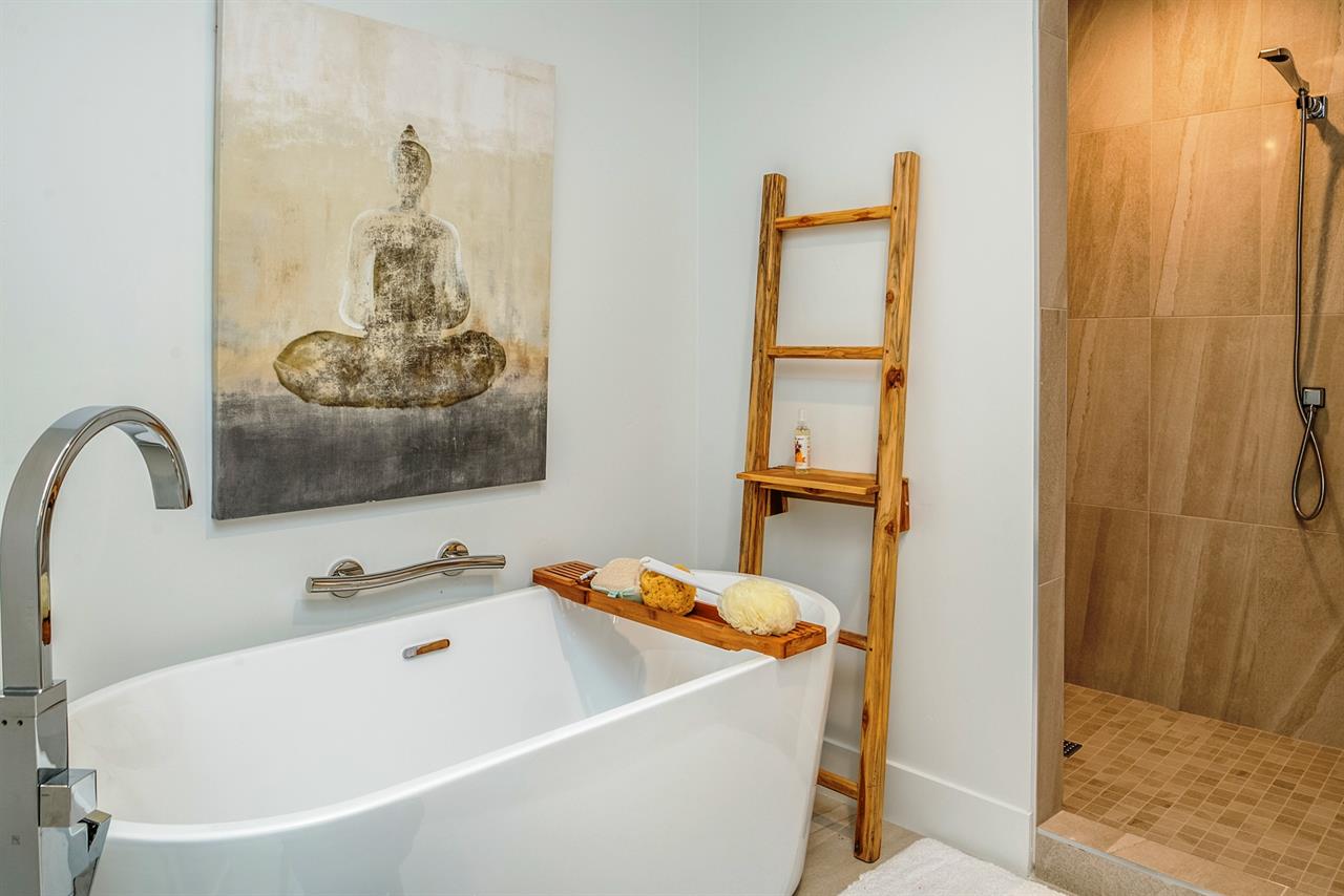 Luxurious En Suite Bath, Shower, Soaking Tub