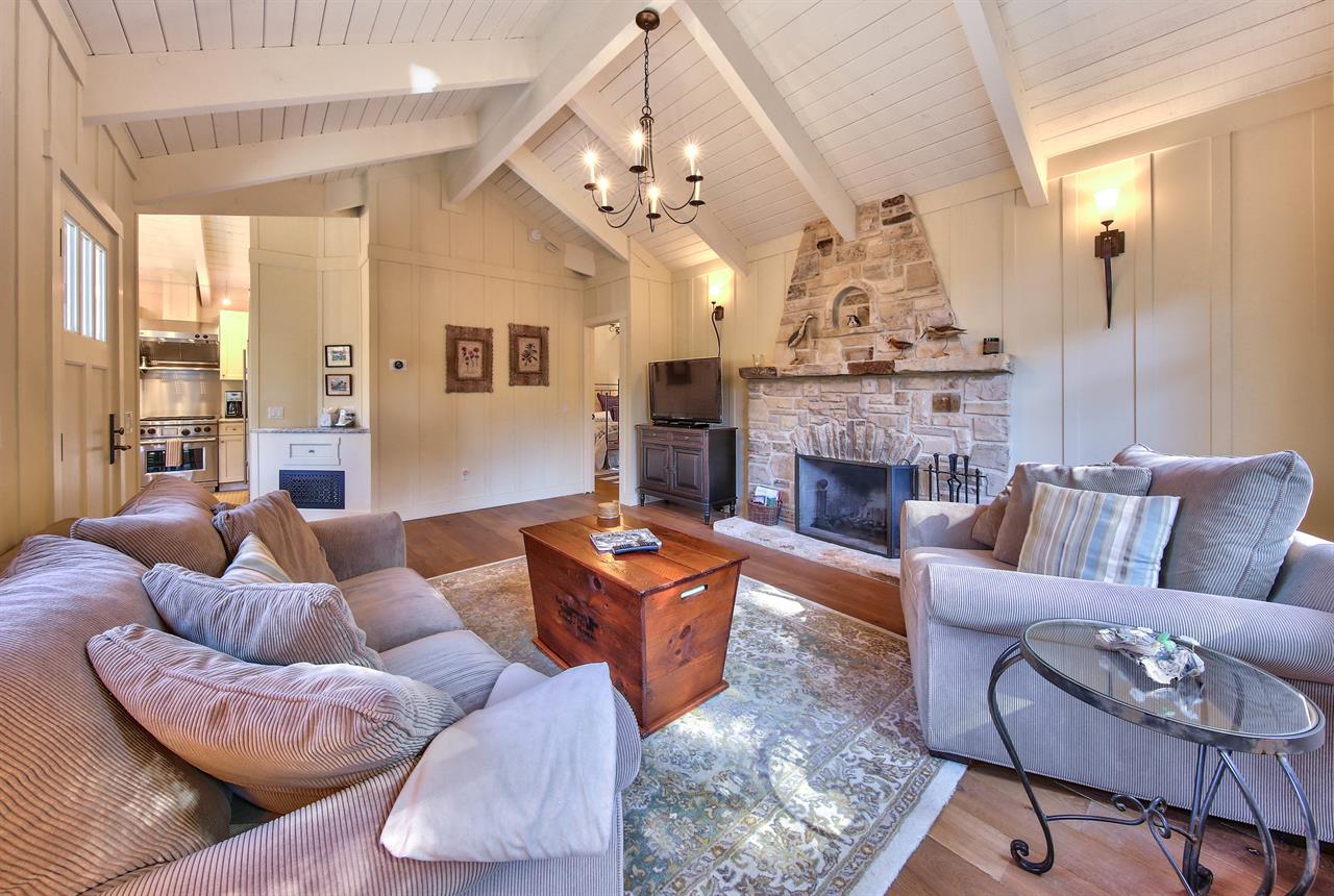 Welcome to Caseys Cottage, A Carmel Vacation Home