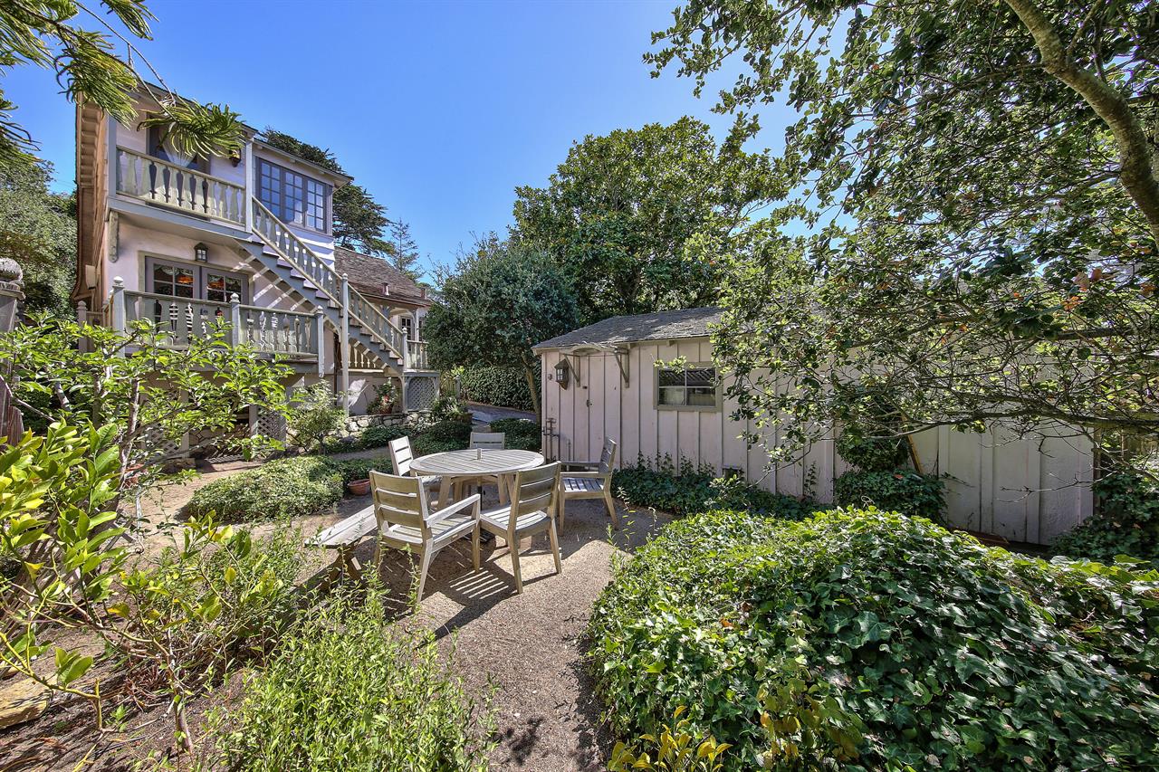 Charming Private Patio in the Heart of CarmelbytheSea