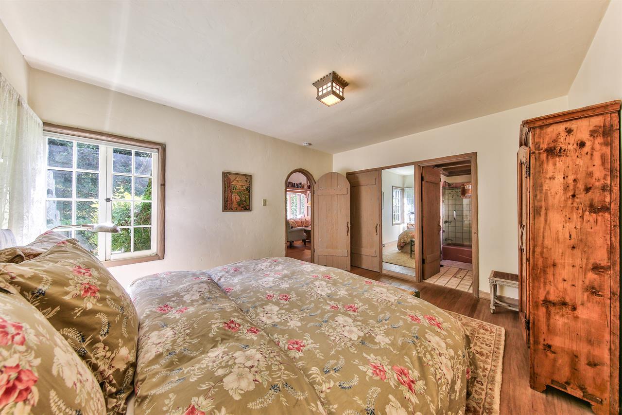 Downstairs Bedroom, King Bed, En Suite Bathroom