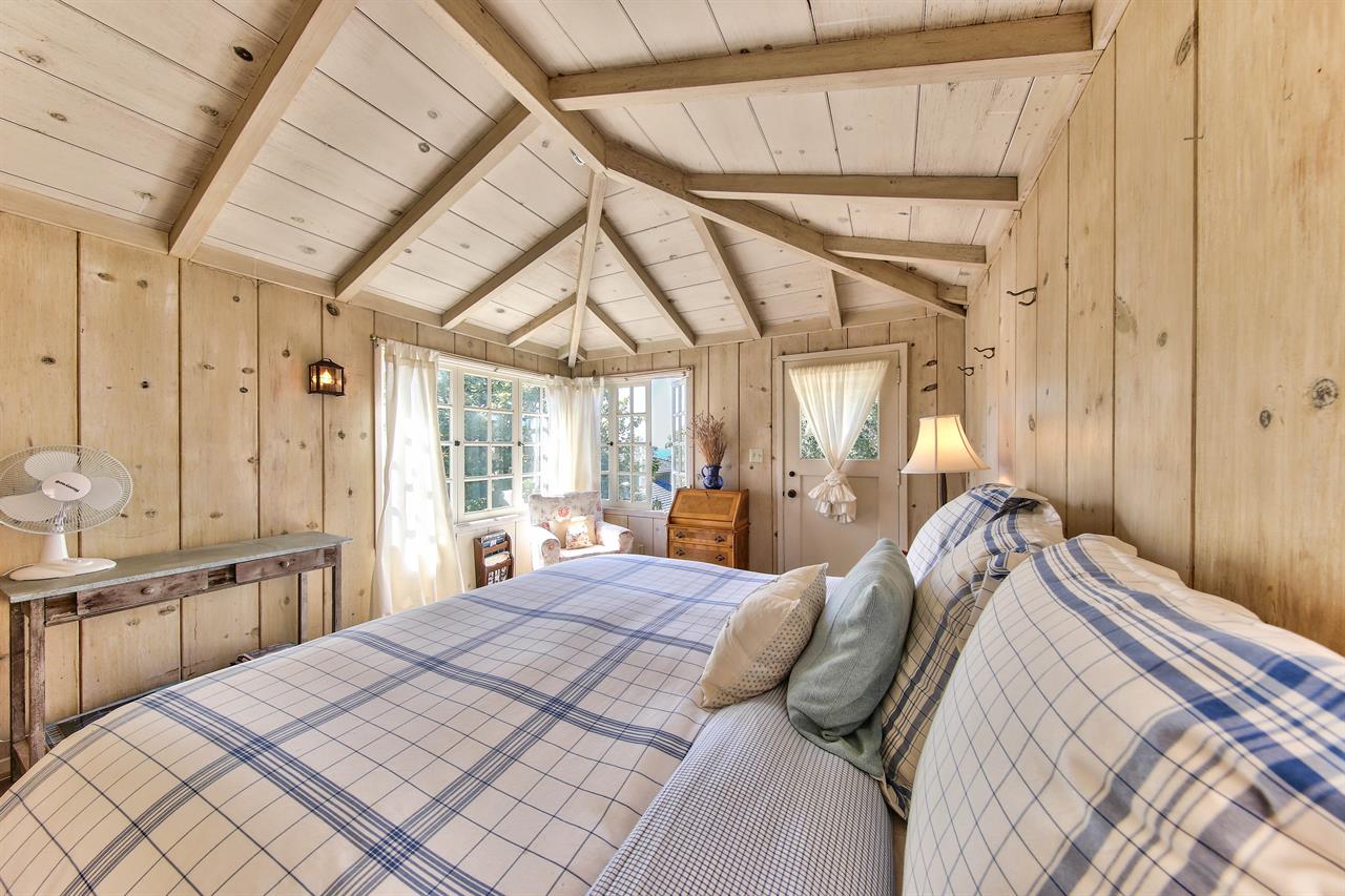 Upstairs Bedroom, King Bed, En Suite Bathroom
