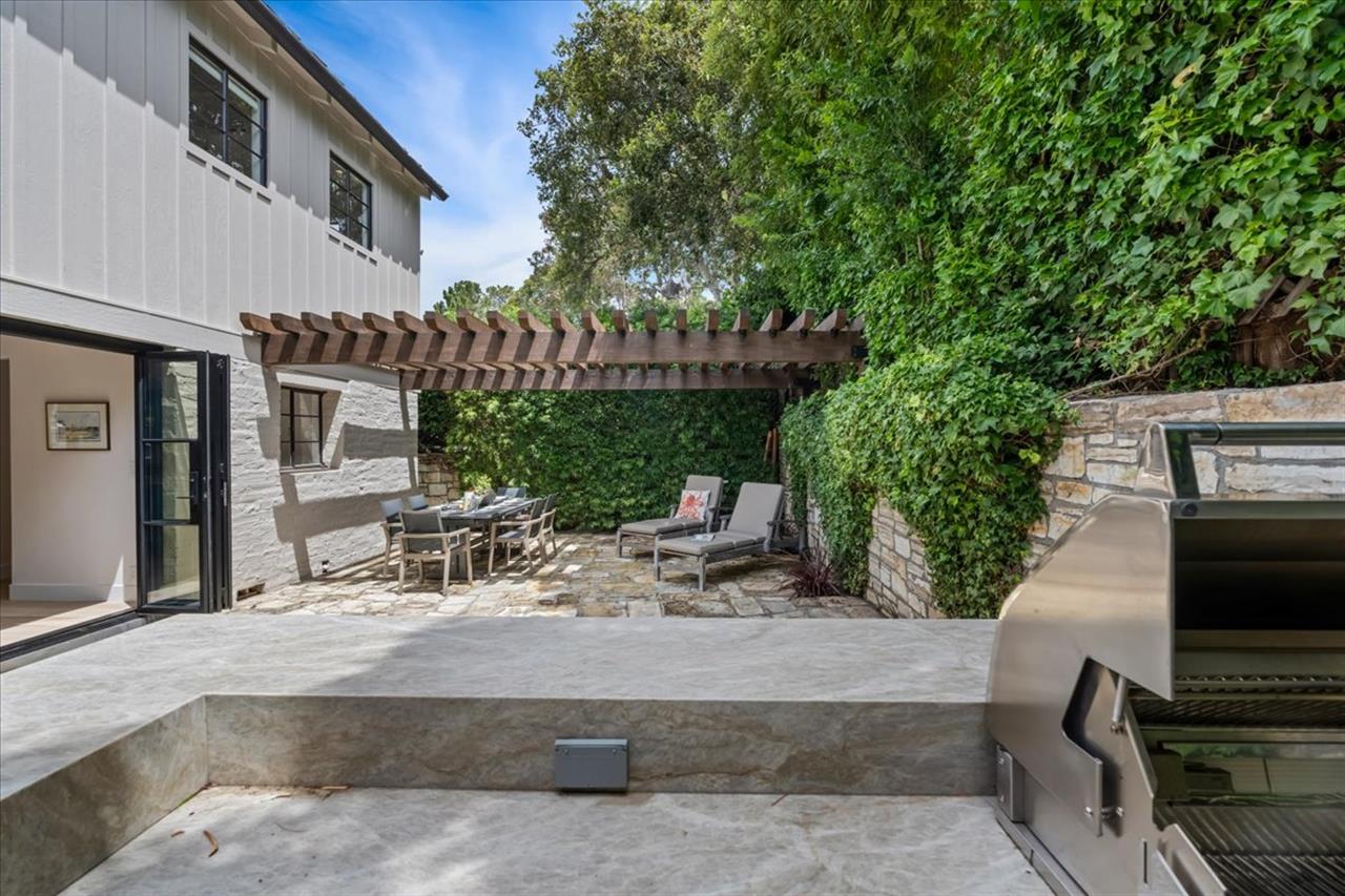 Outdoor Kitchen has a Gas BBQ Grill