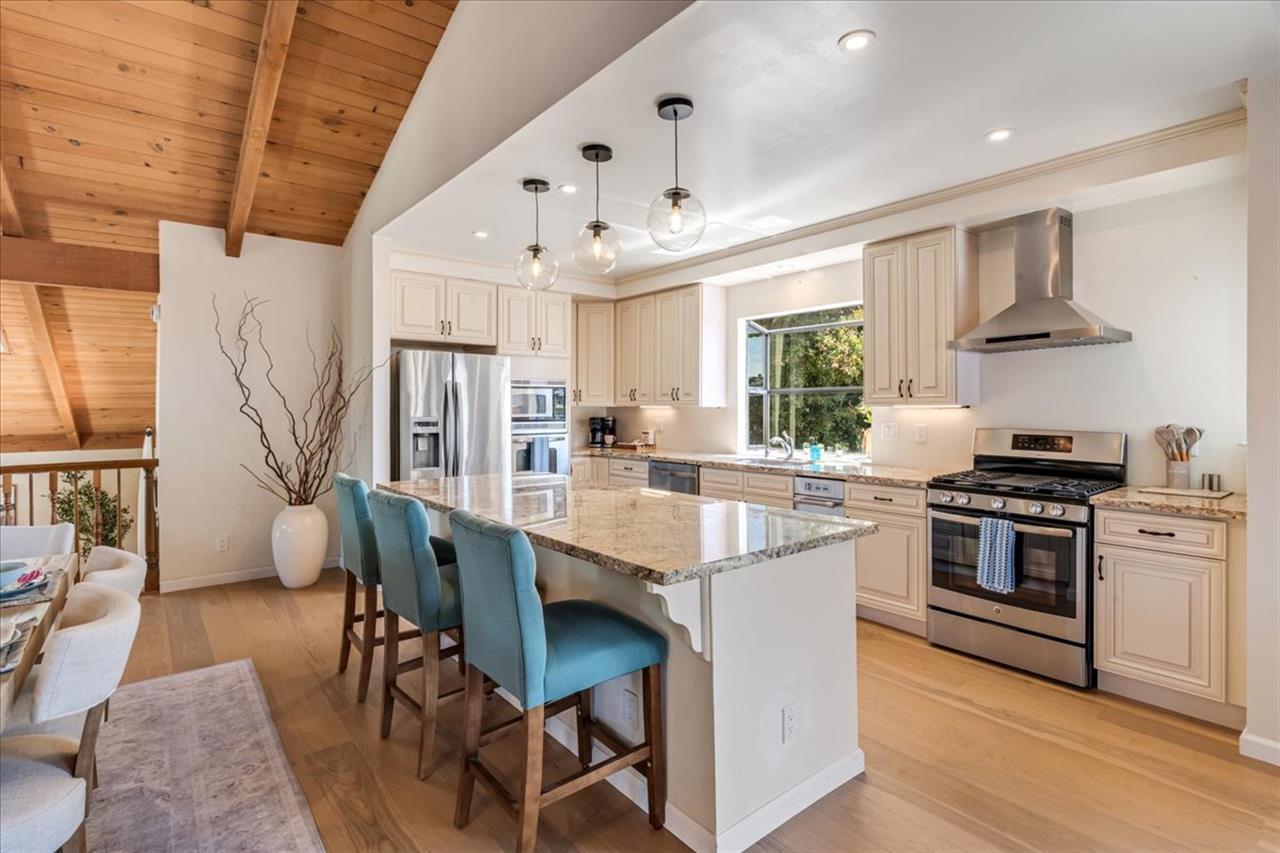 Beautifully Fully Equipped Kitchen