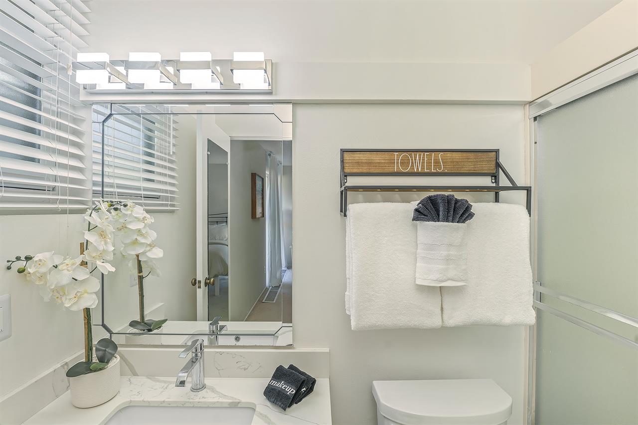 En Suite Bathroom for Bedroom 1 with ShowerTub Combo