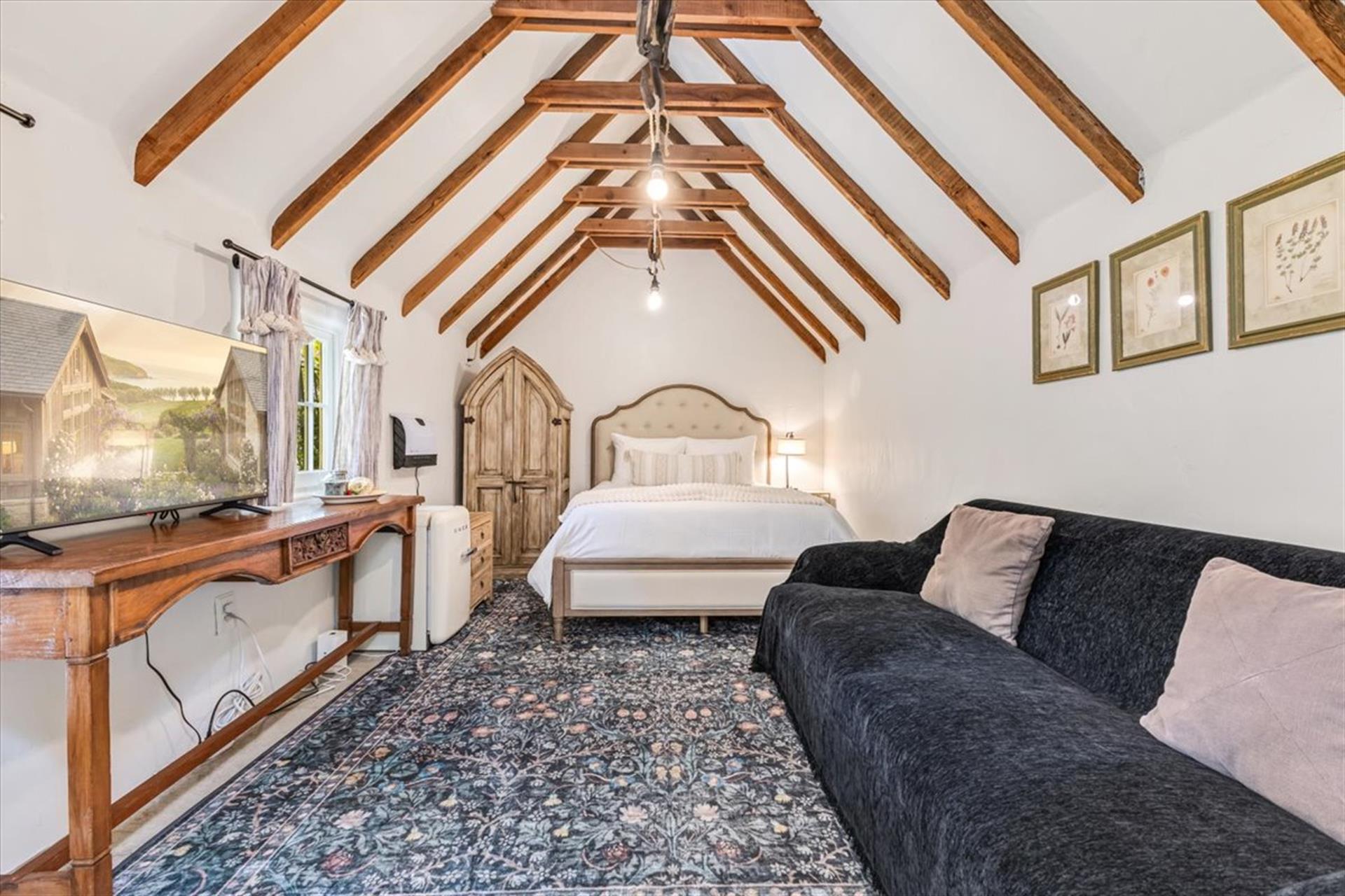 Guest Cottage has a Queen Bed and a Smart TV