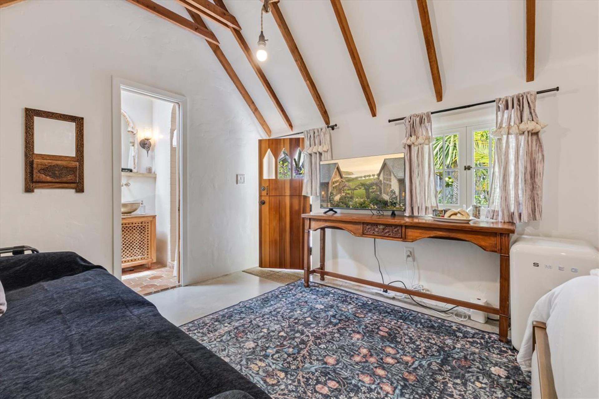 Guest Cottage has a Private Bathroom with a Shower