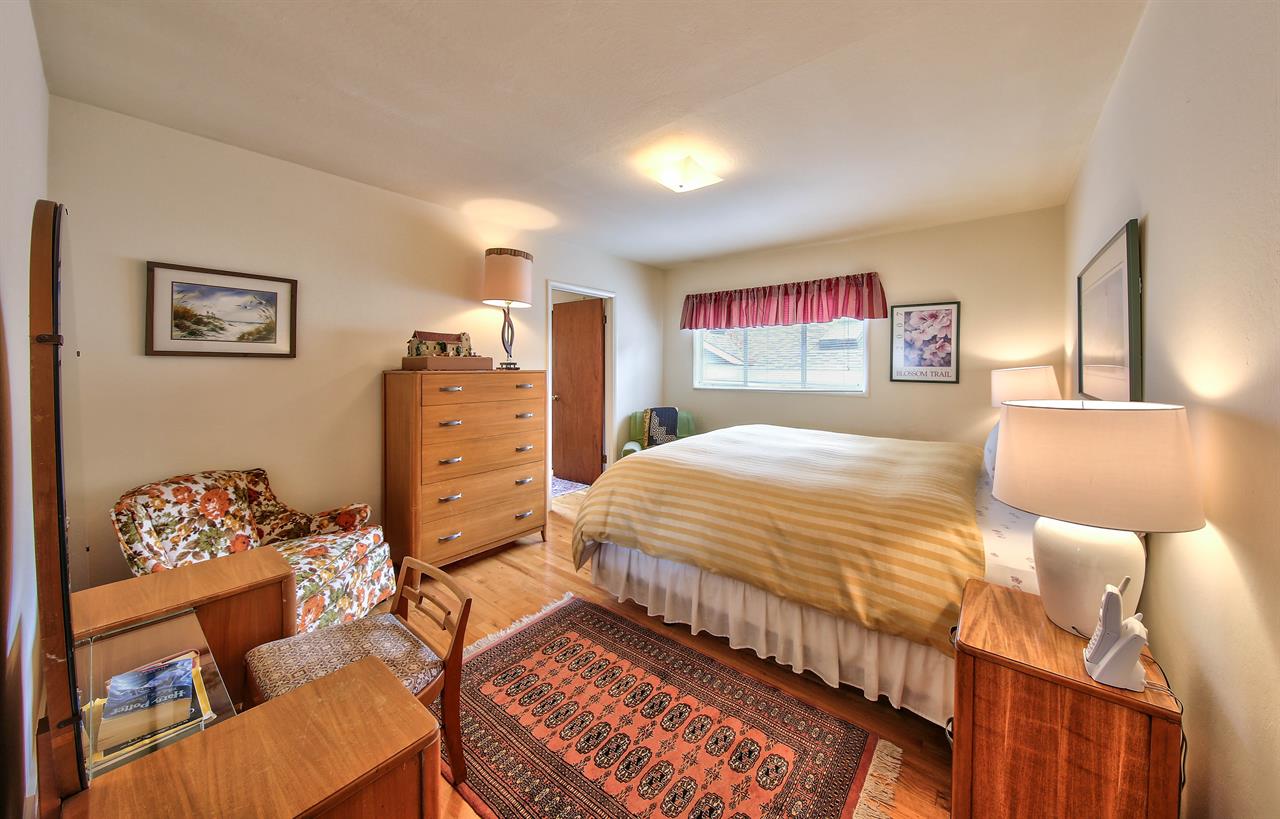 Bedroom 1, King Bed, Vanity, En Suite Bathroom