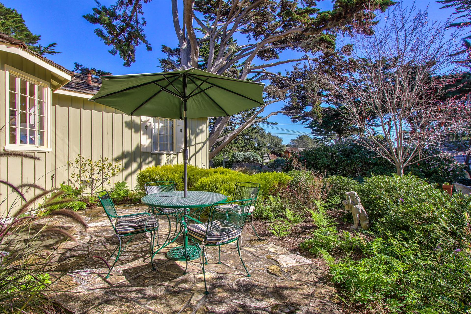 Outdoor Dining Space in the Lush Garden