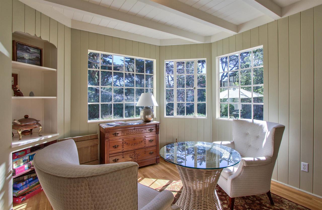 Cozy Seating Area with Garden View, Games