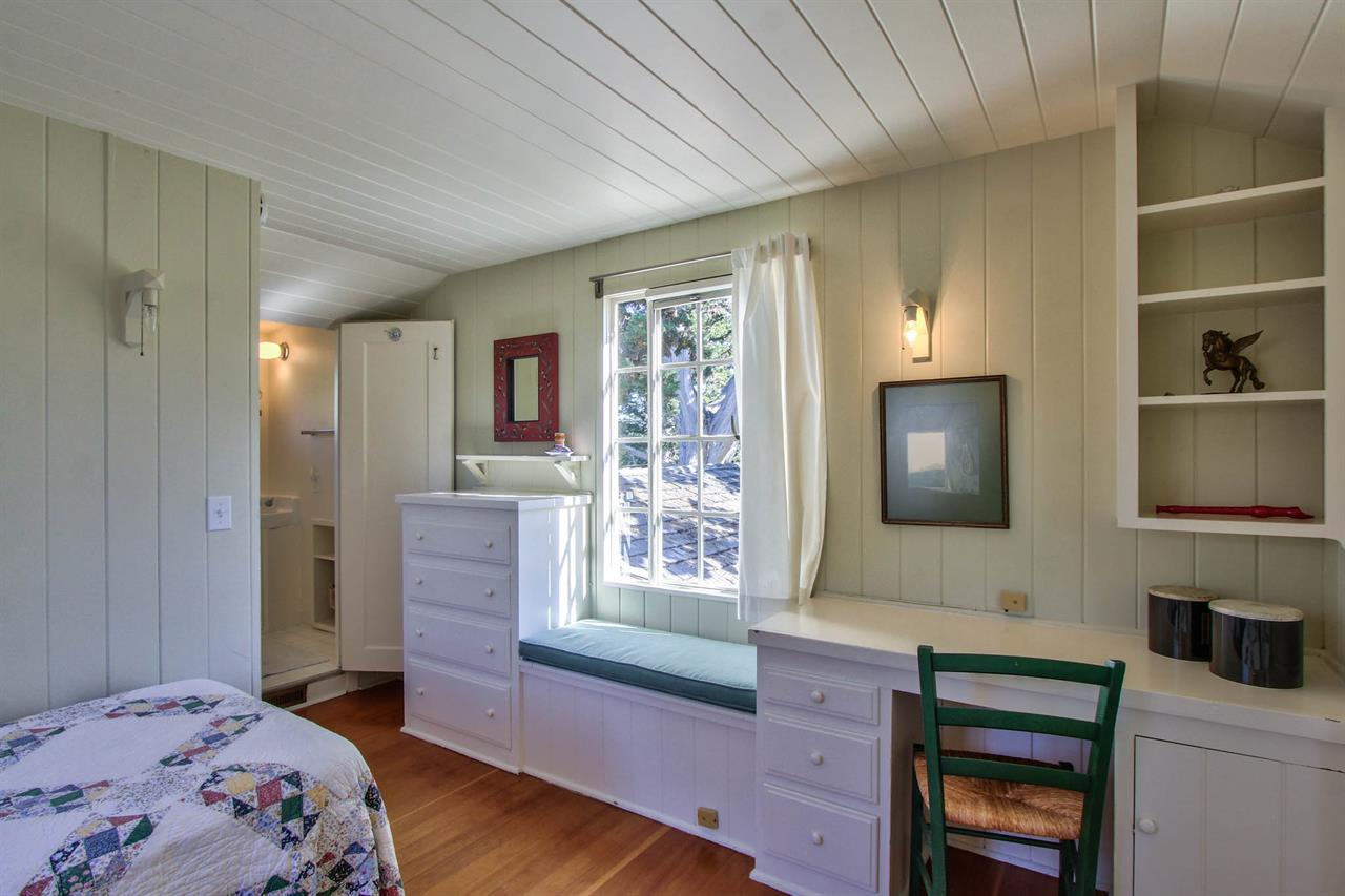 Bedroom 2, 2 Twin Beds, Writing Desk, Window Seat
