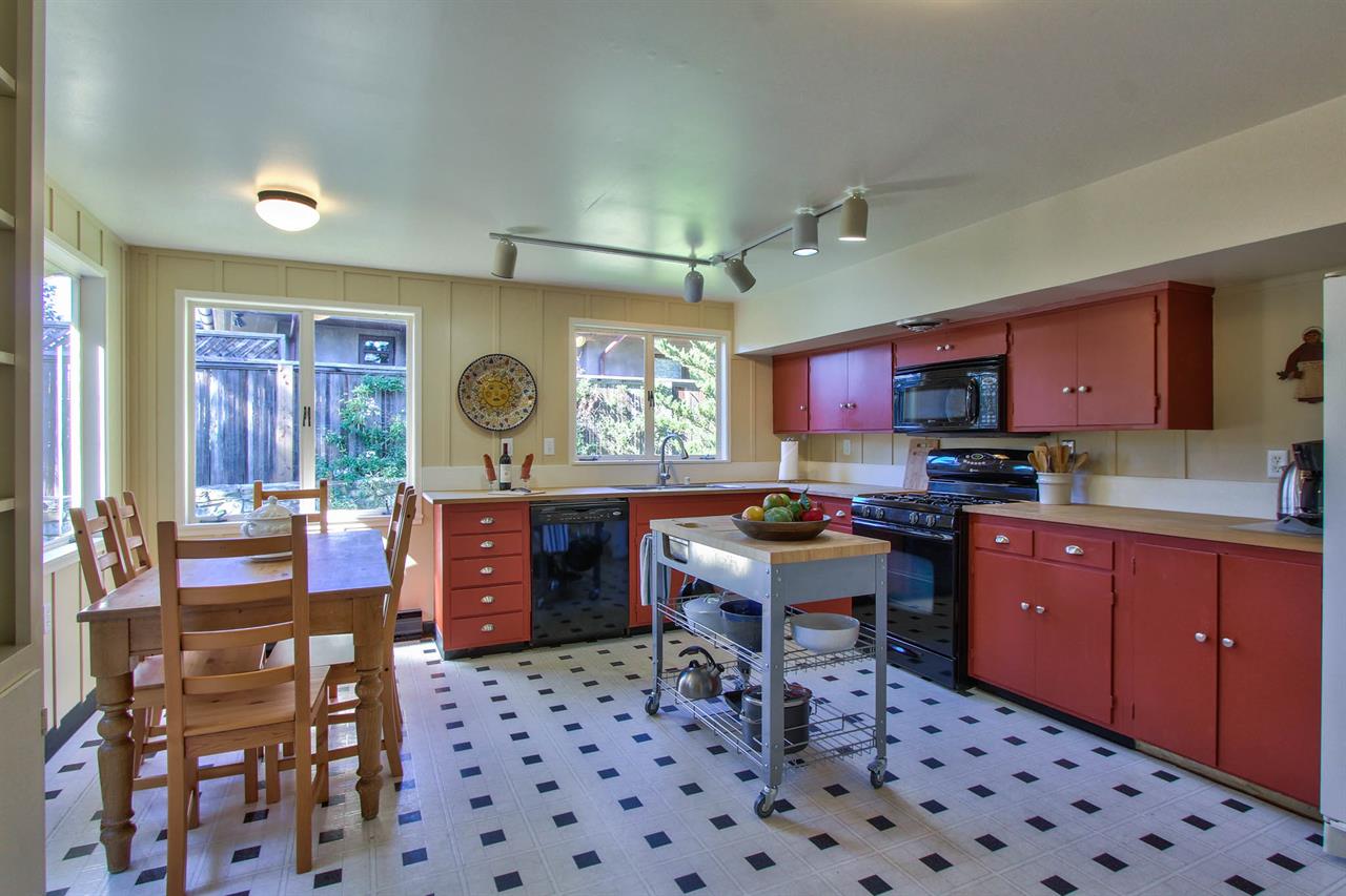 Cheerful, WellEquipped Kitchen