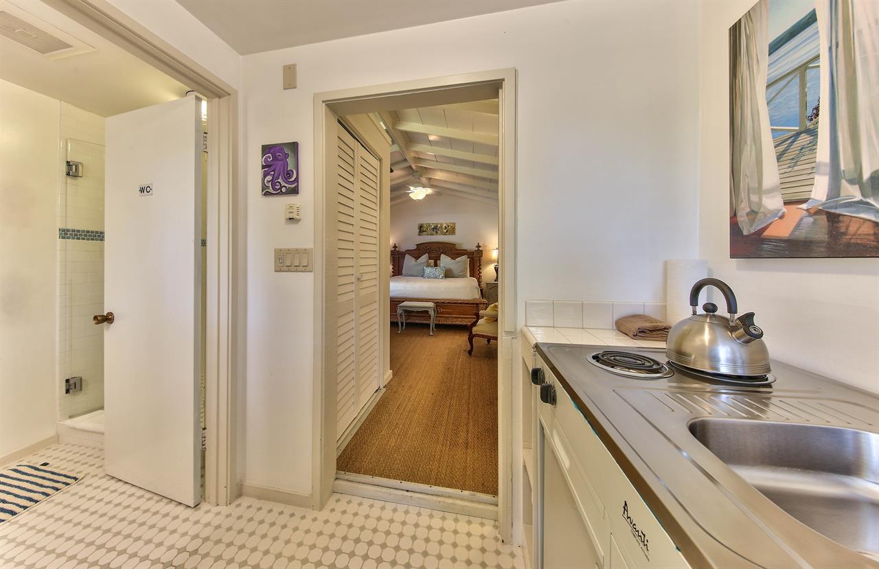 Small Kitchenette Space with Sink, Stove Top and Fridge