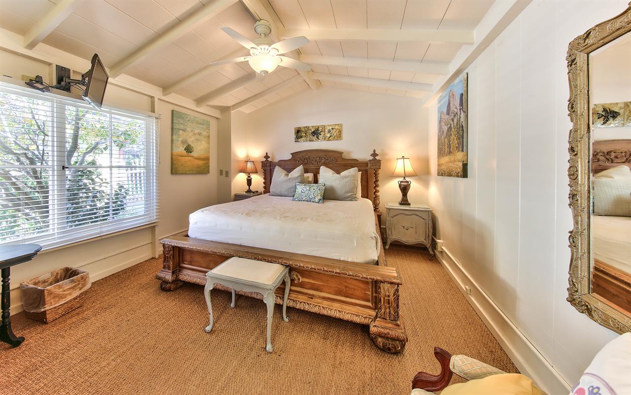 Bedroom 3, King Bed, TV, En Suite Bathroom