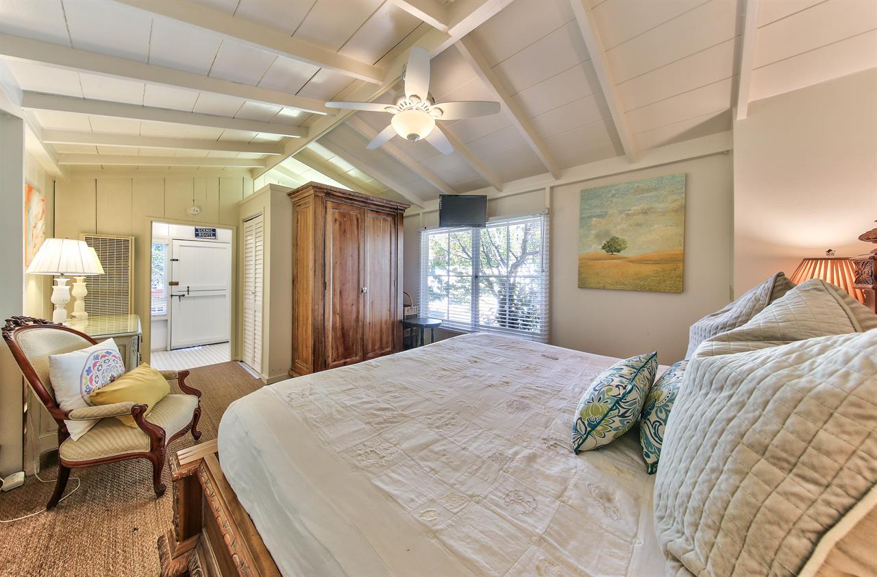 Bedroom 3, King Bed, TV, En Suite Bathroom