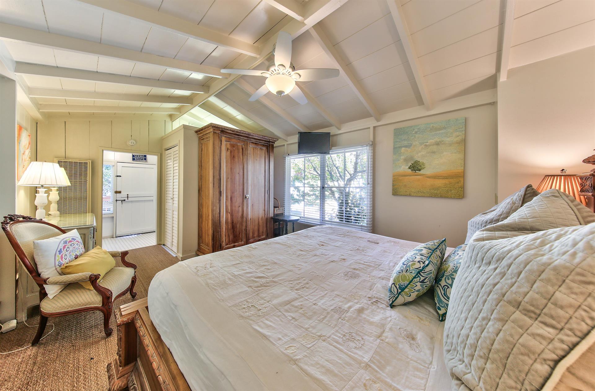 Bedroom 3, King Bed, TV, En Suite Bathroom