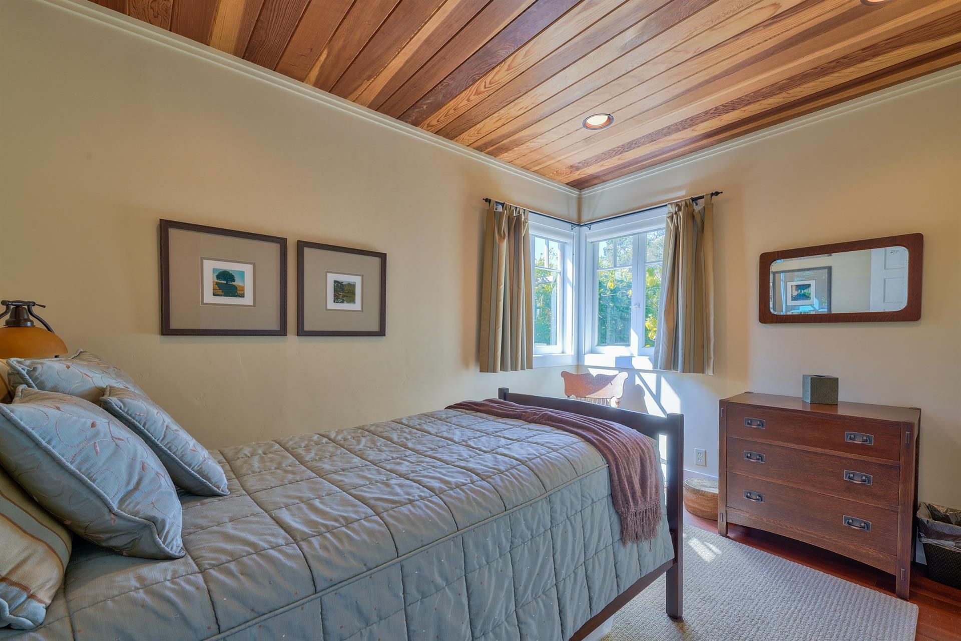 Bonus Sleeping Space with Twin Bed for Weekend Guest