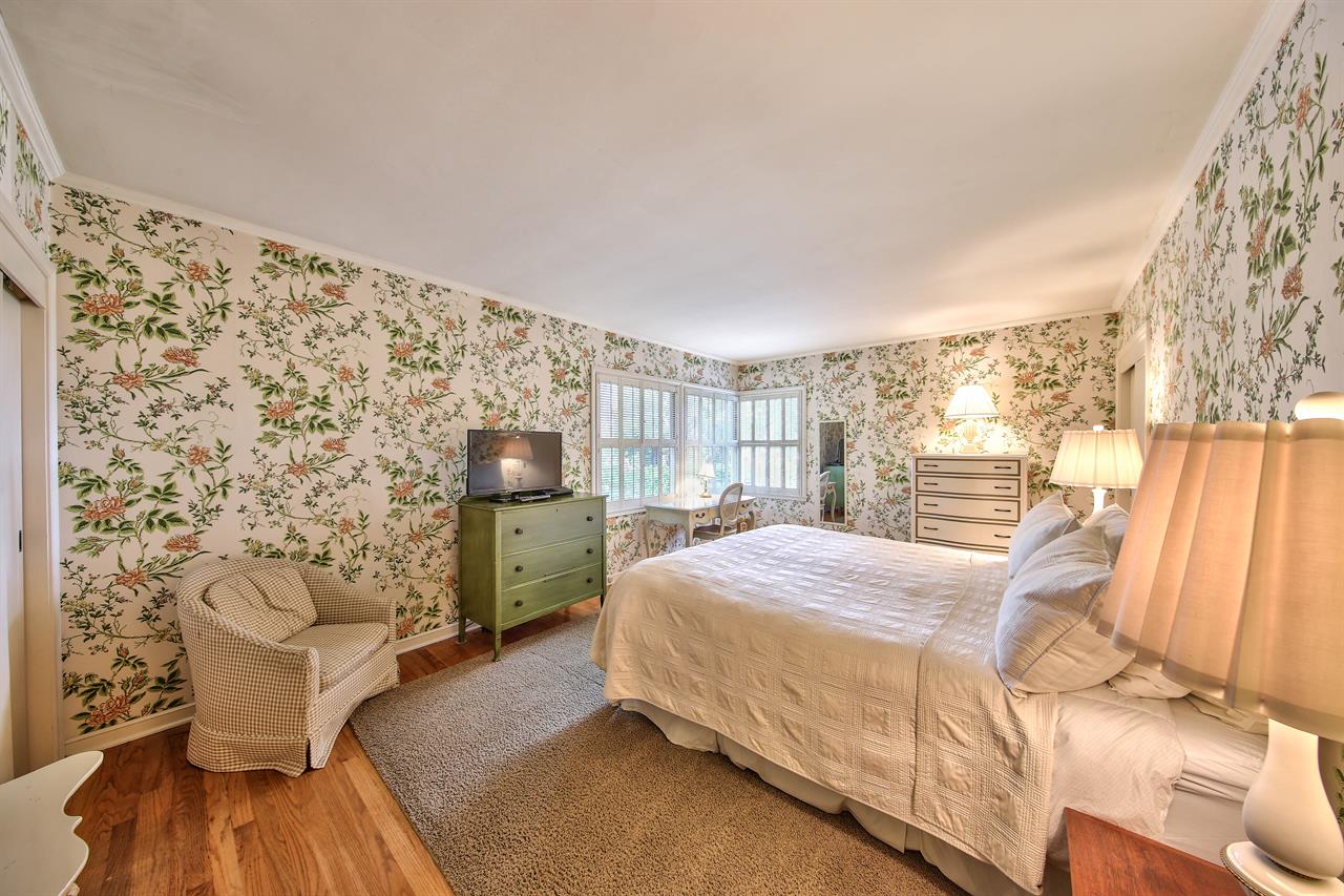 Bedroom 1, King Bed TV, Writing Desk