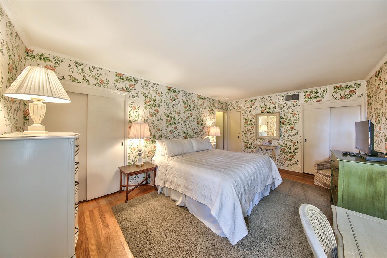 Bedroom 1, King Bed TV, Writing Desk