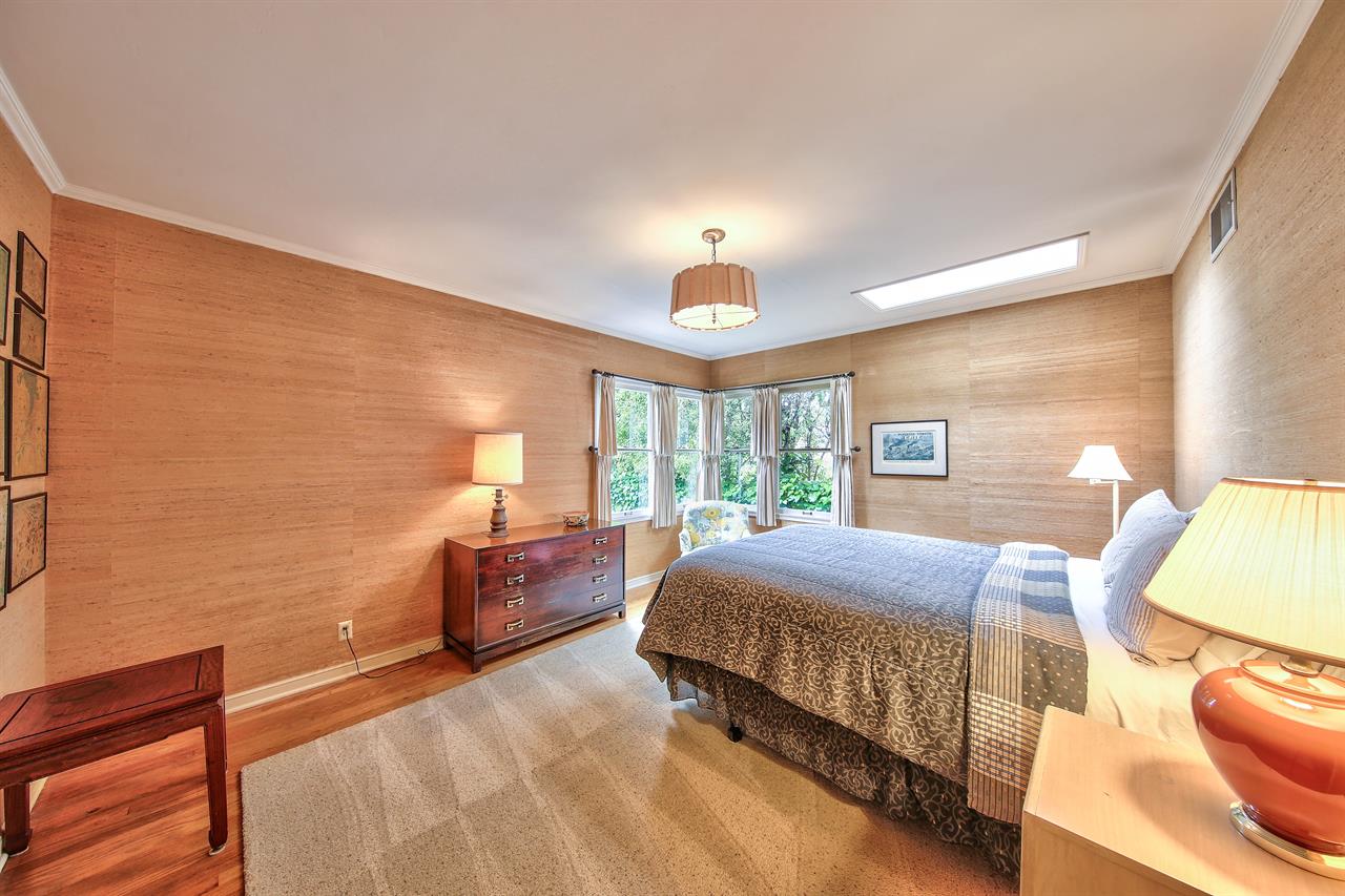 Bedroom 2, Queen Bed