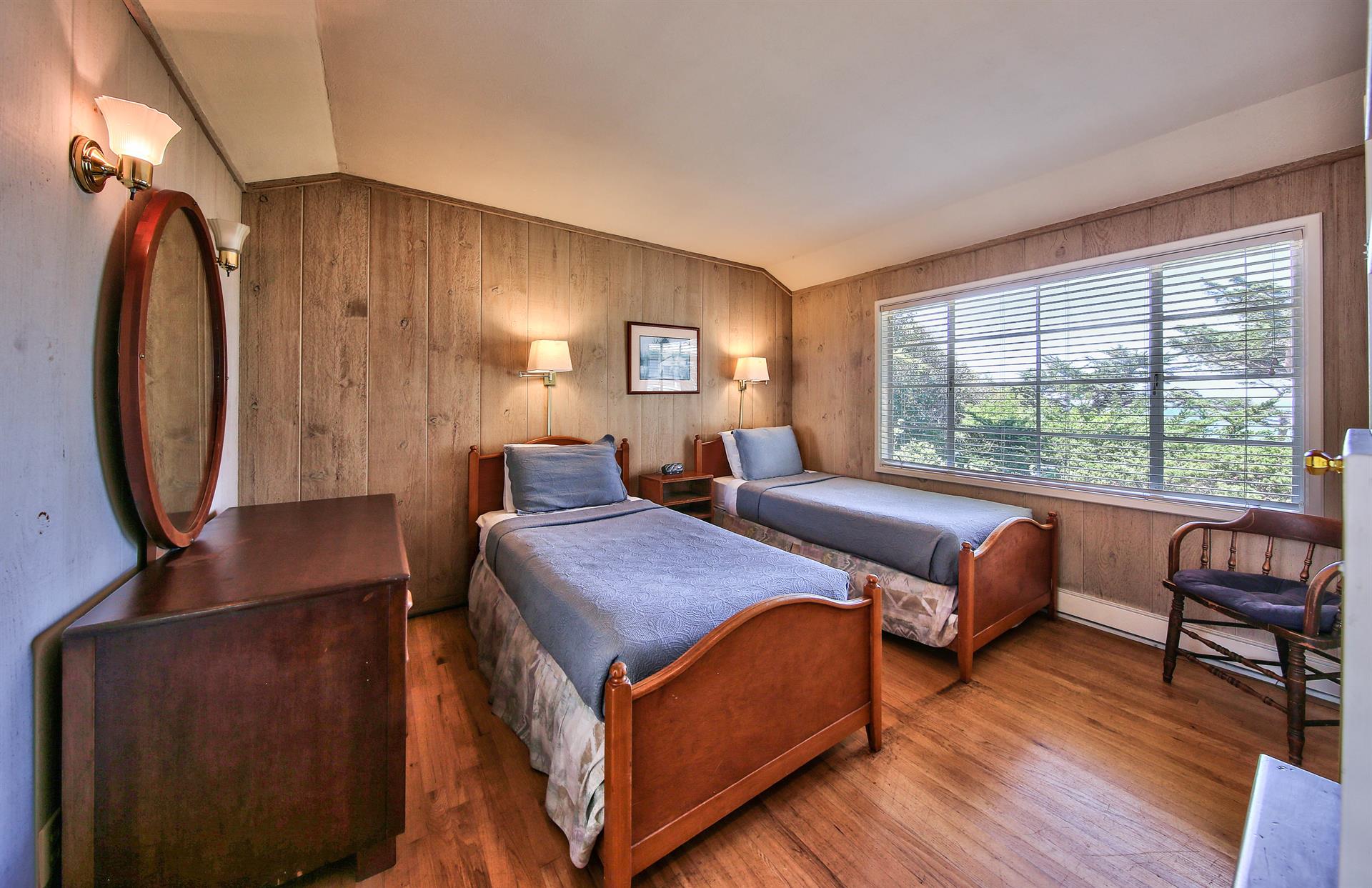Bedroom 2, Two Twins