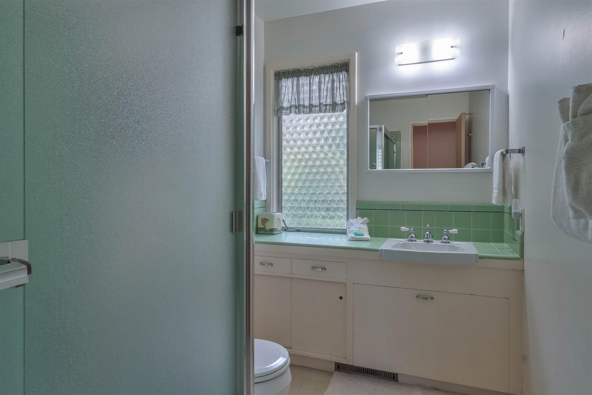 Hall Bathroom with ShowerOverTub Combination