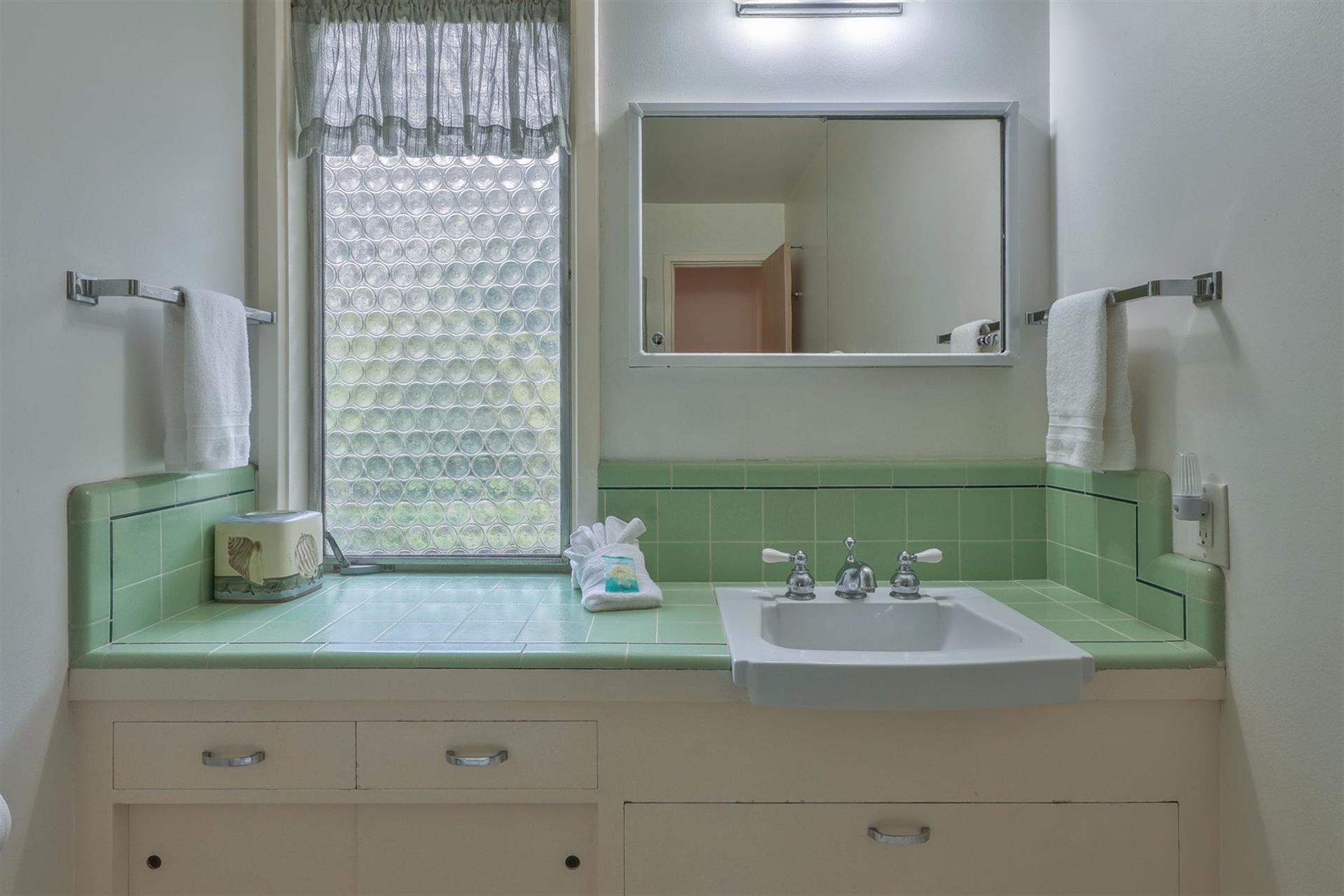 Hall Bathroom with ShowerOverTub Combination