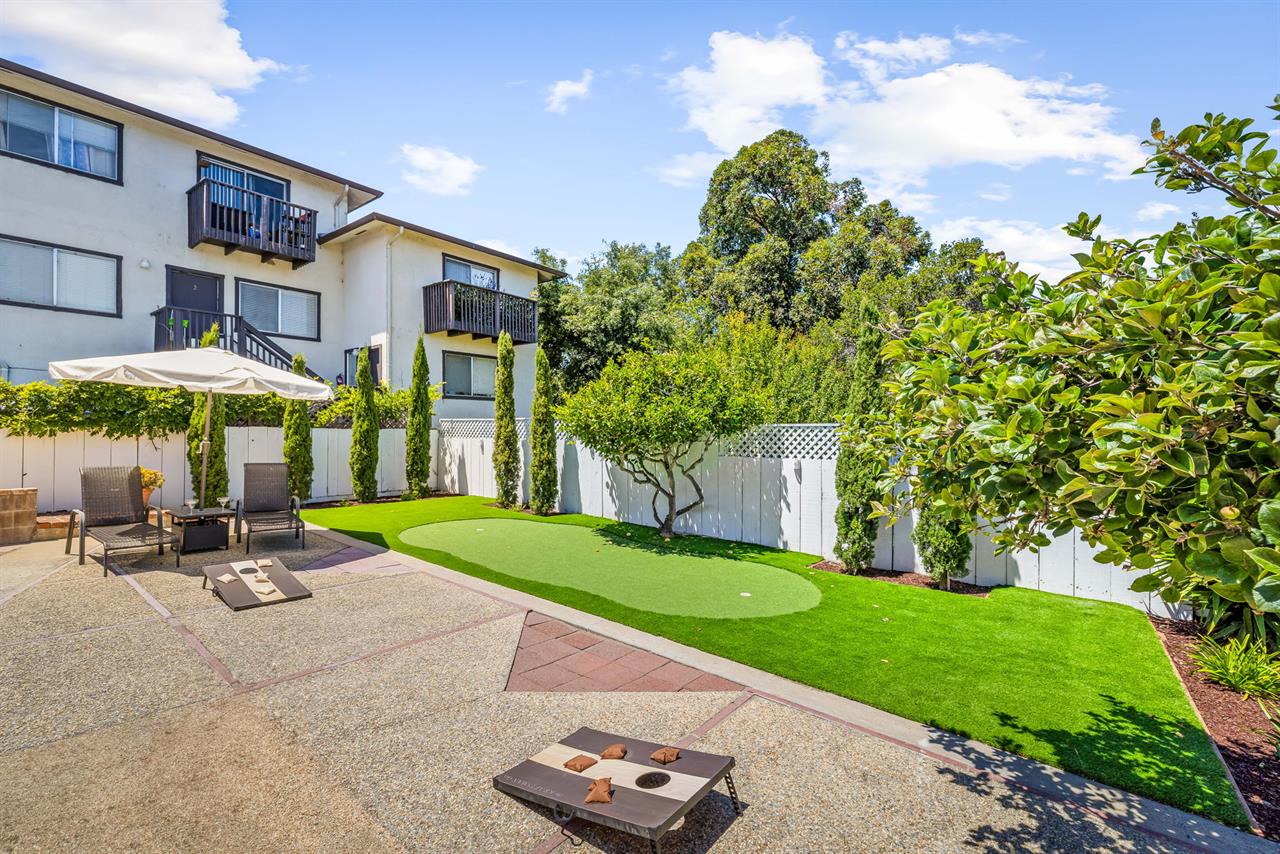 .....Loungers, a Cornhole Game and a Golf Putting Green.......