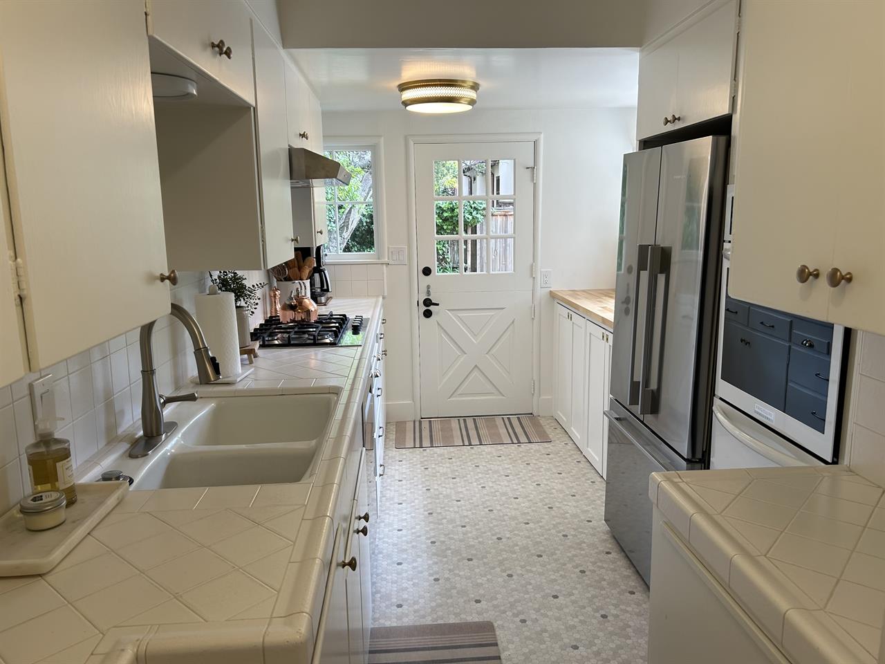 Fully Equipped Kitchen, Stainless Steel Wall Oven, Gas Stove