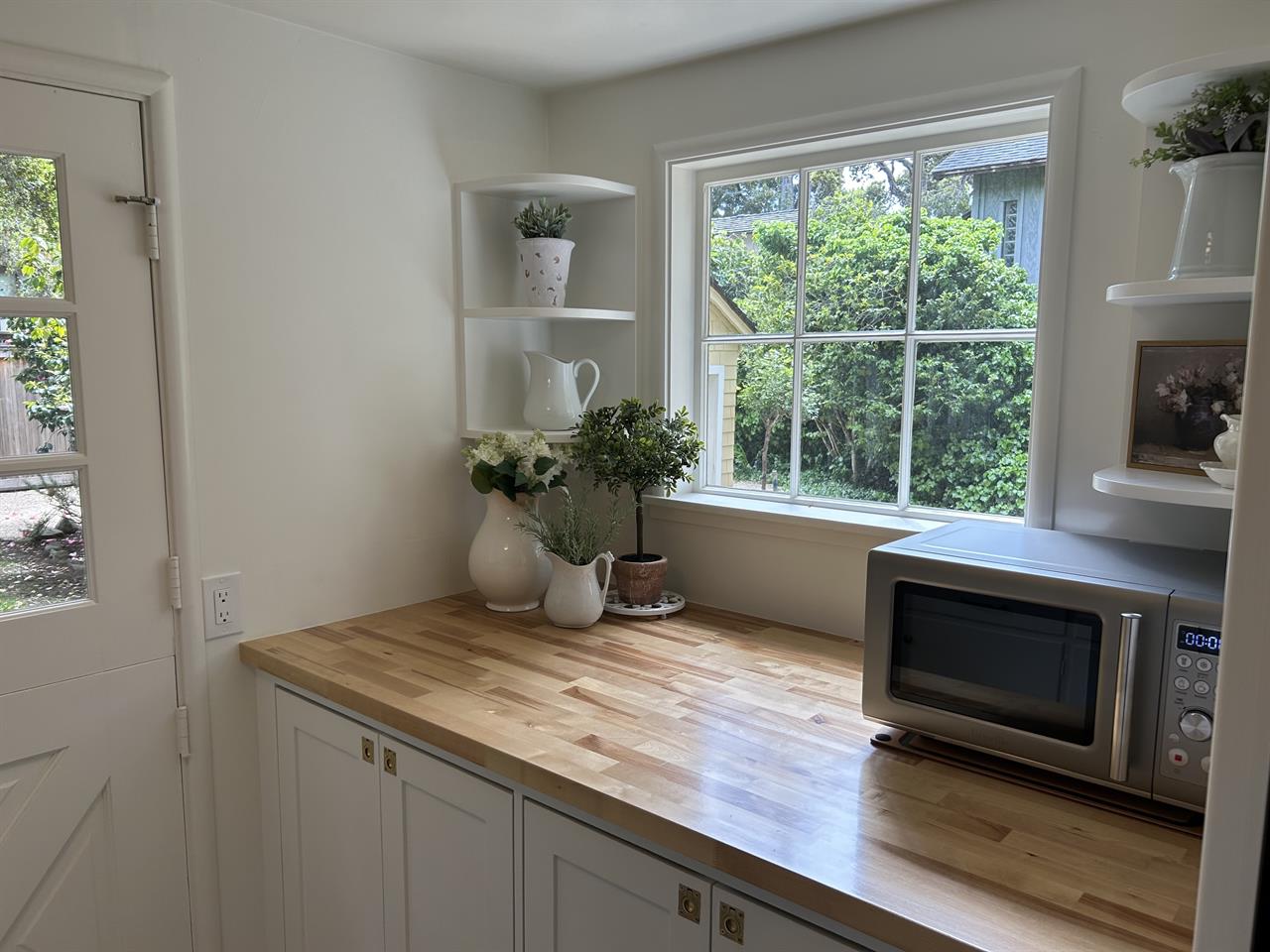 Fully Equipped Kitchen, Stainless Steel Wall Oven, Gas Stove